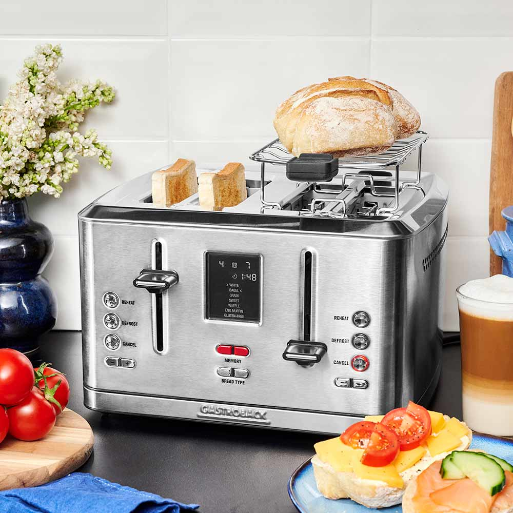 Tostapane argentato con pane, toast e un piatto di cibo. Scena di cucina.