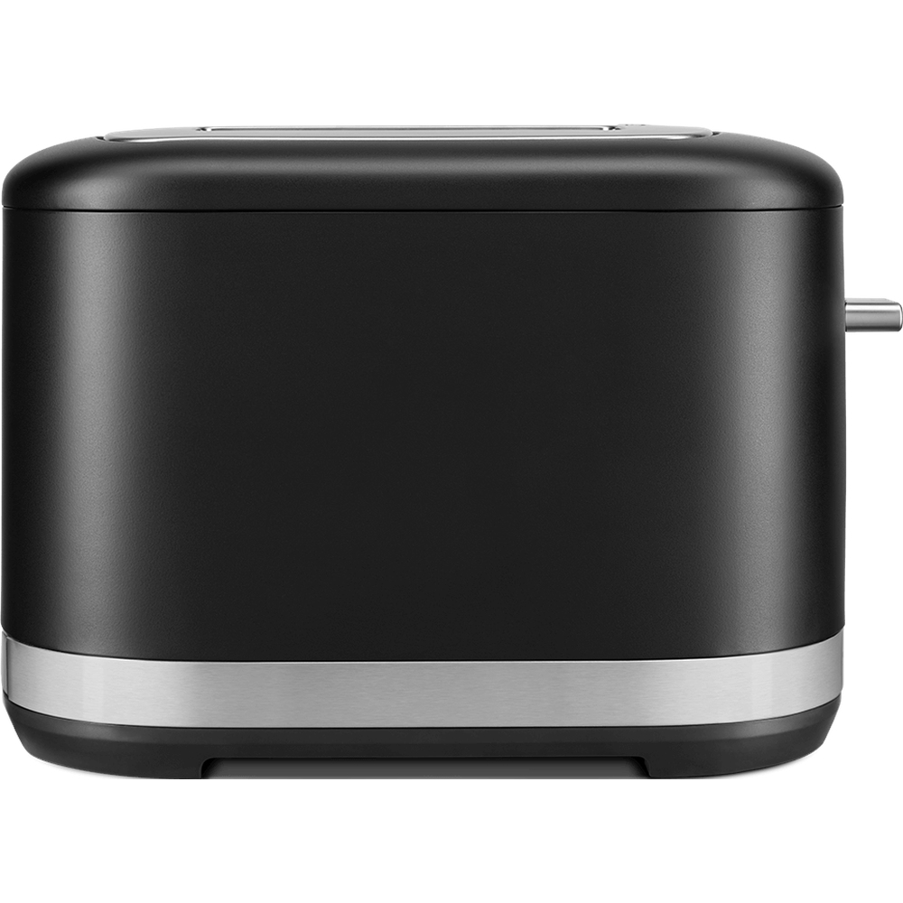Ein schwarzer Toaster mit silbernem Streifen am Boden. Nahaufnahme. Weißer Hintergrund.