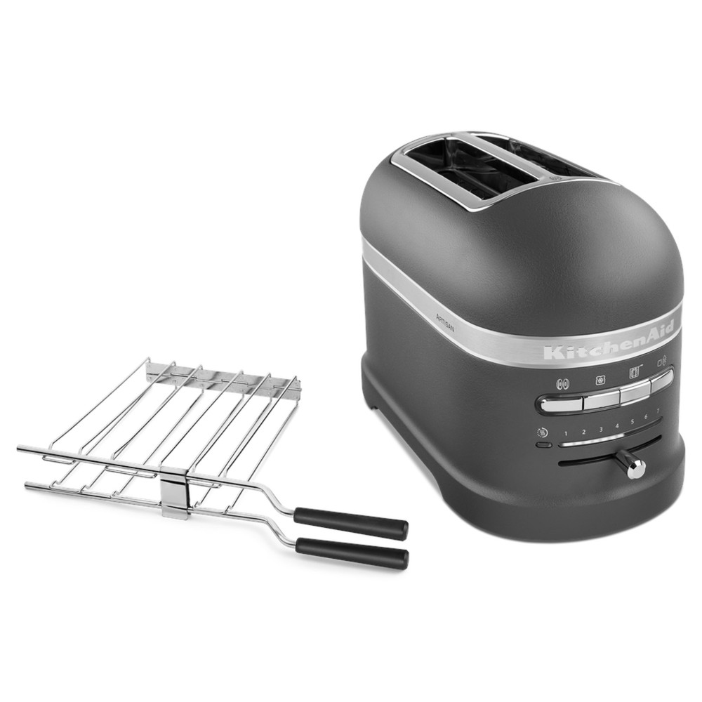 Siyah KitchenAid tost makinesi ve çelik bir raf. Ayarlara ve bir tutamağa sahip gri tost makinesi.