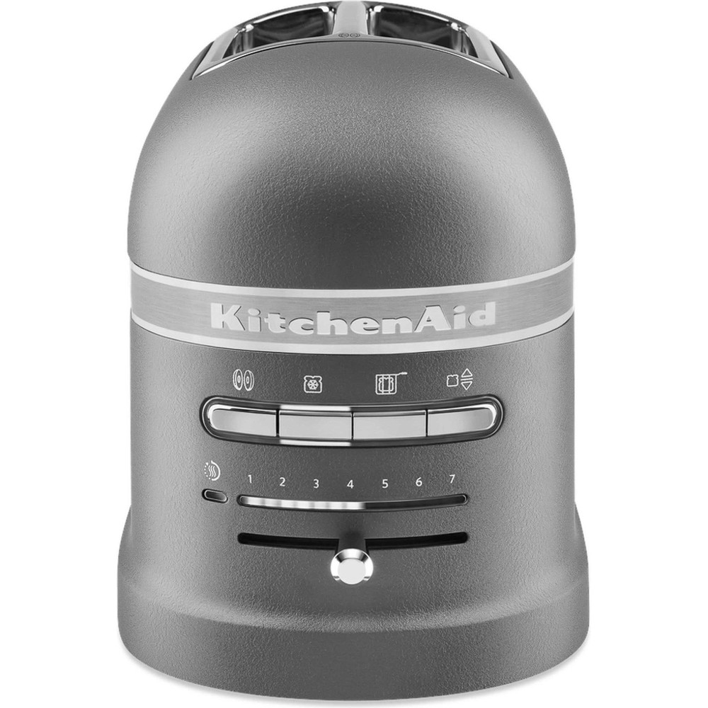 Koyu gri gövdeye, düğmelere ve bir kola sahip gri bir KitchenAid tost makinesi.