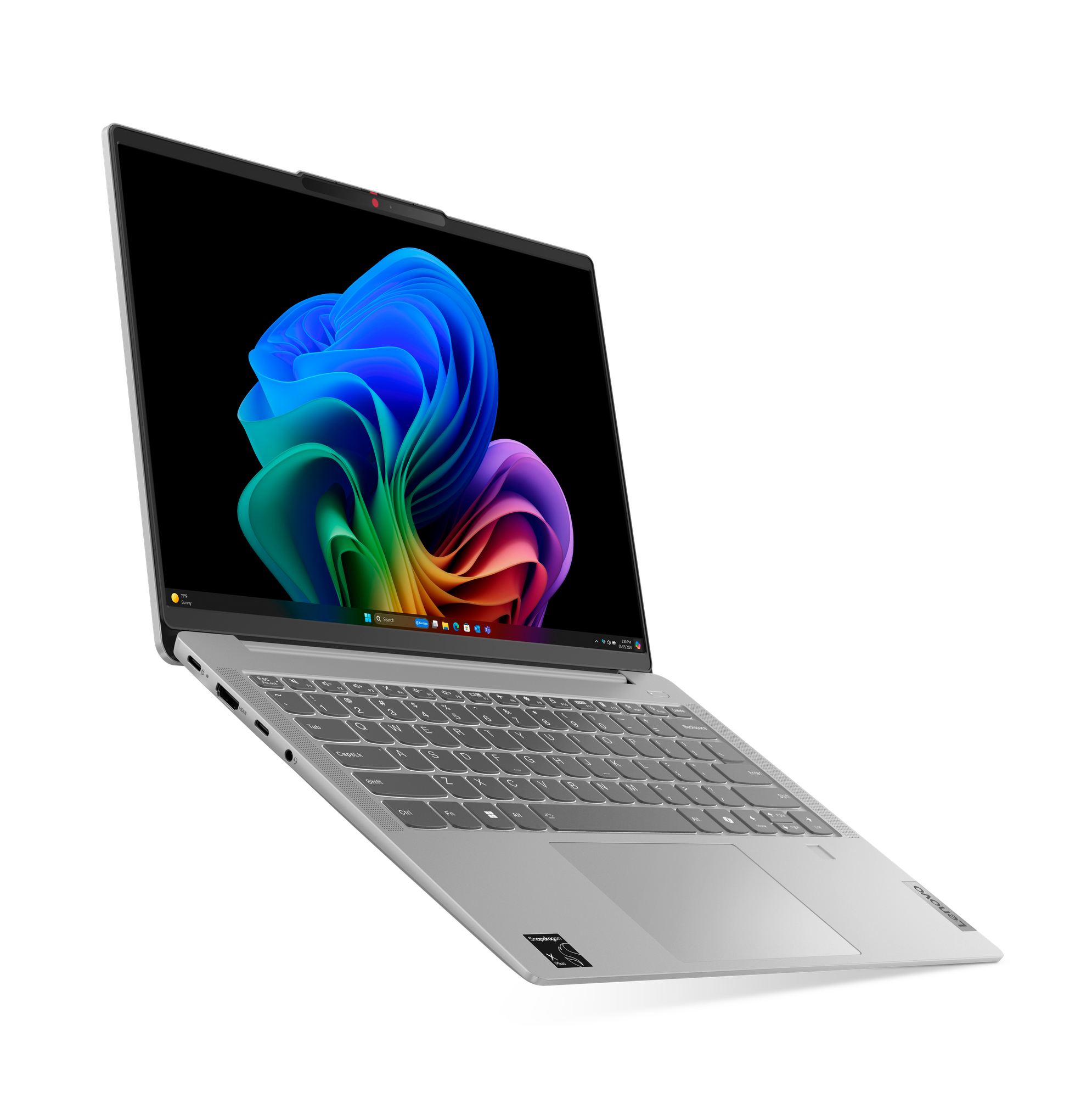 Un laptop argentato con uno sfondo astratto vivace e colorato, aperto su sfondo bianco.