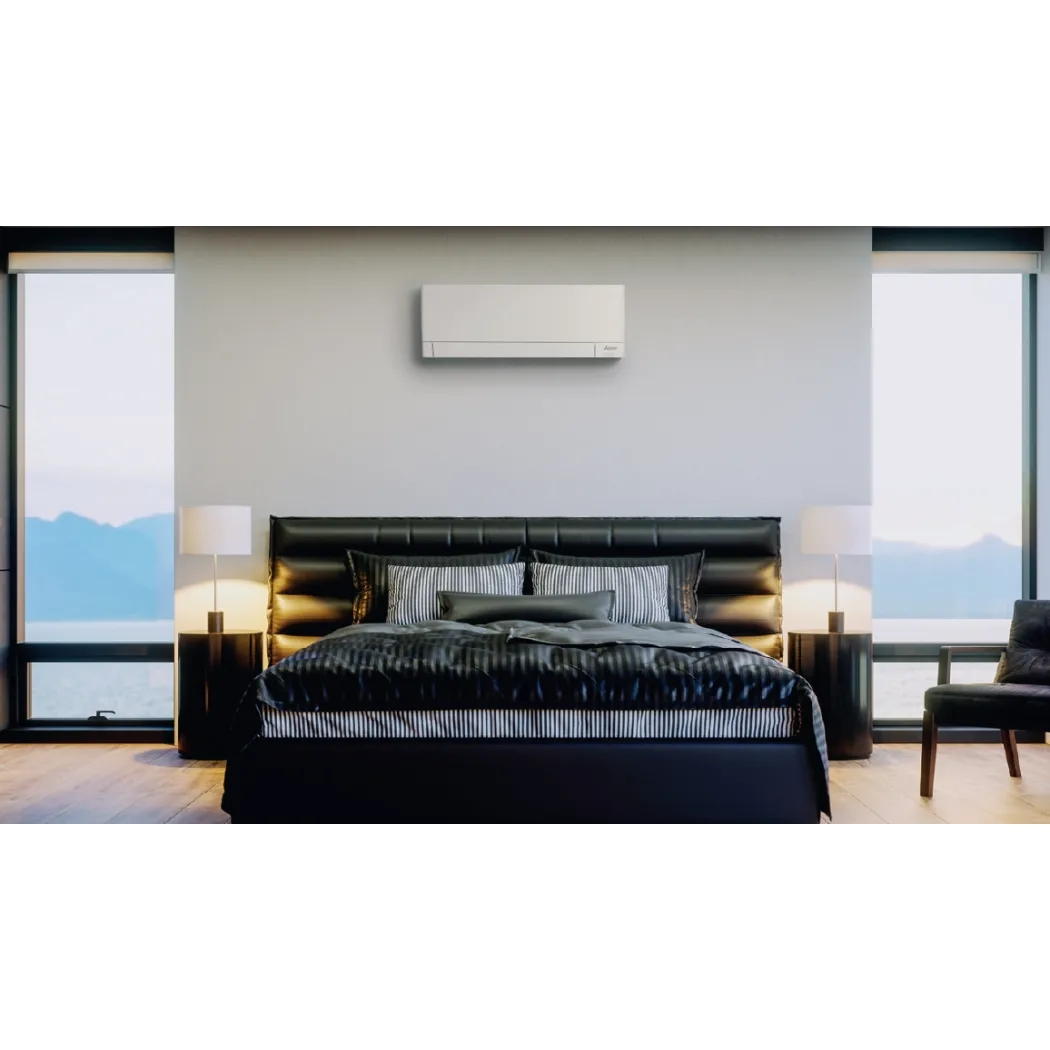 Camera da letto moderna con letto, lampade e condizionatore. Grandi finestre.