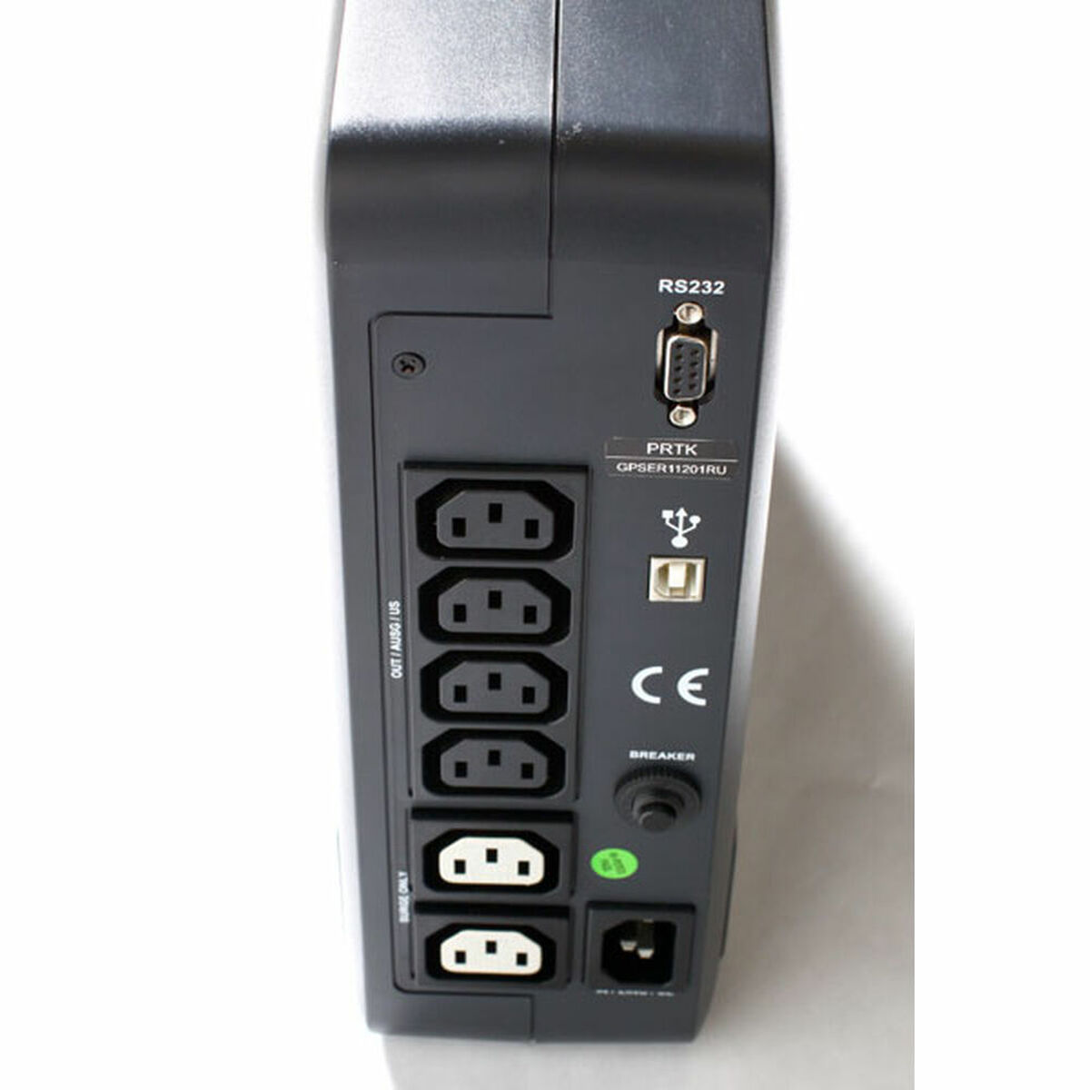 El panel trasero de un SAI. Tiene enchufes, un puerto USB y otros conectores.