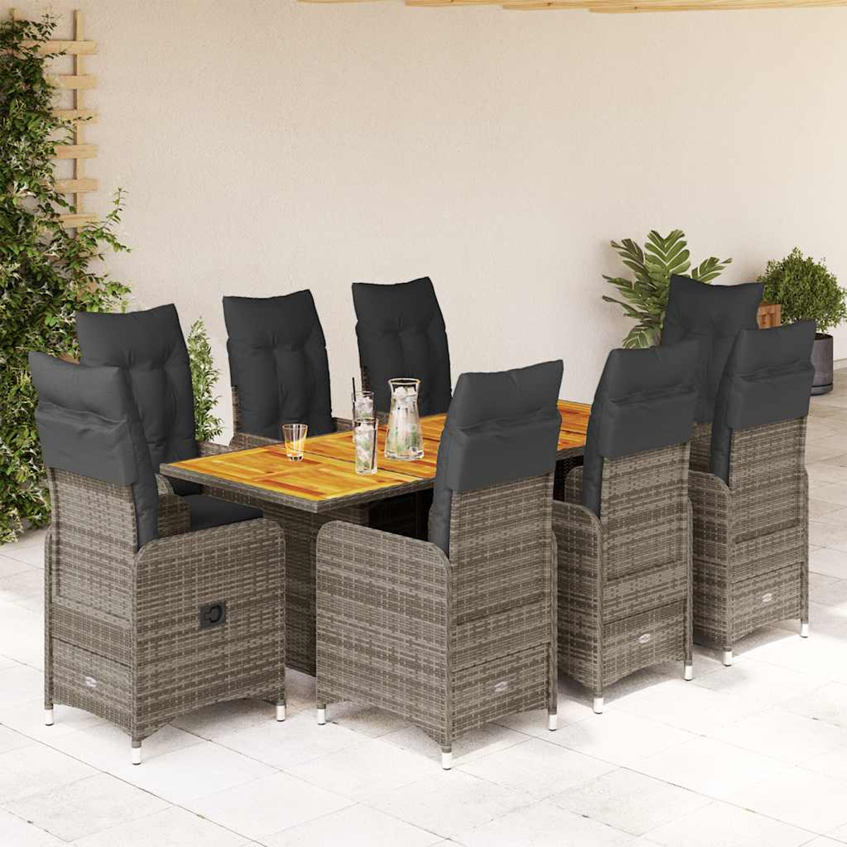 Set da pranzo all'aperto con un tavolo e sei sedie con cuscini. Patio beige.