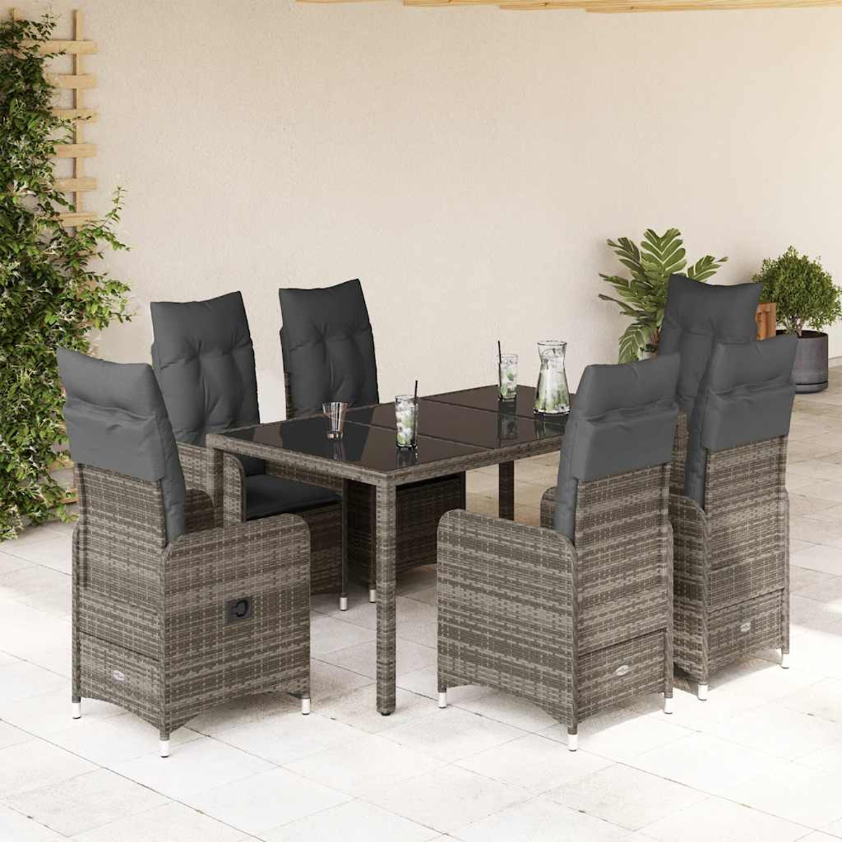 Set da pranzo per esterni con sei sedie e un tavolo. Mobili in rattan grigio.