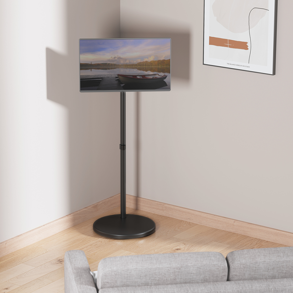 Ein schwarzer TV-Ständer mit einem Fernseher darauf, Eckplatzierung in einem Raum.