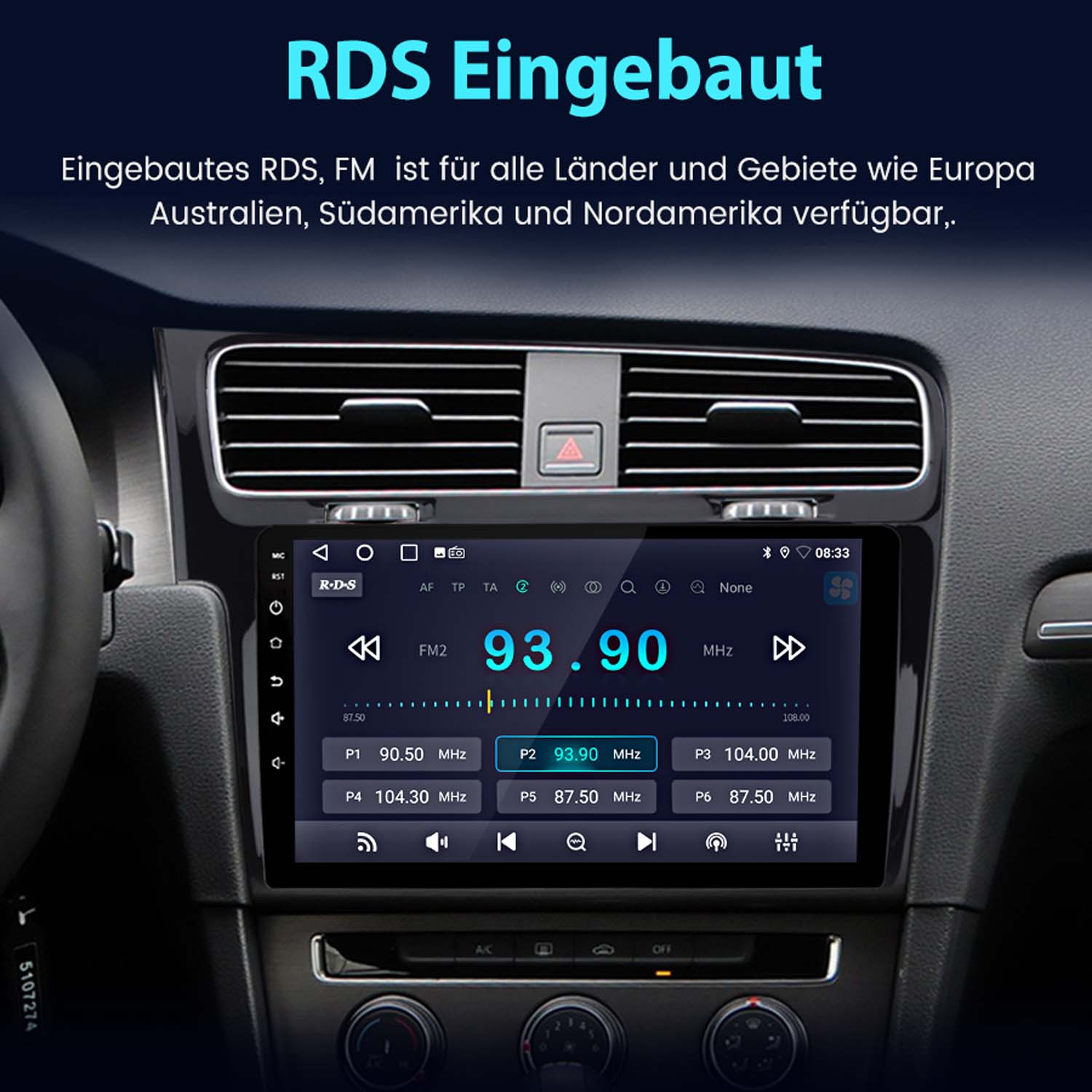 Armaturenbrett mit Radioanzeige, die 93,90 MHz anzeigt. Der Bildschirm zeigt Radiobedienungen.