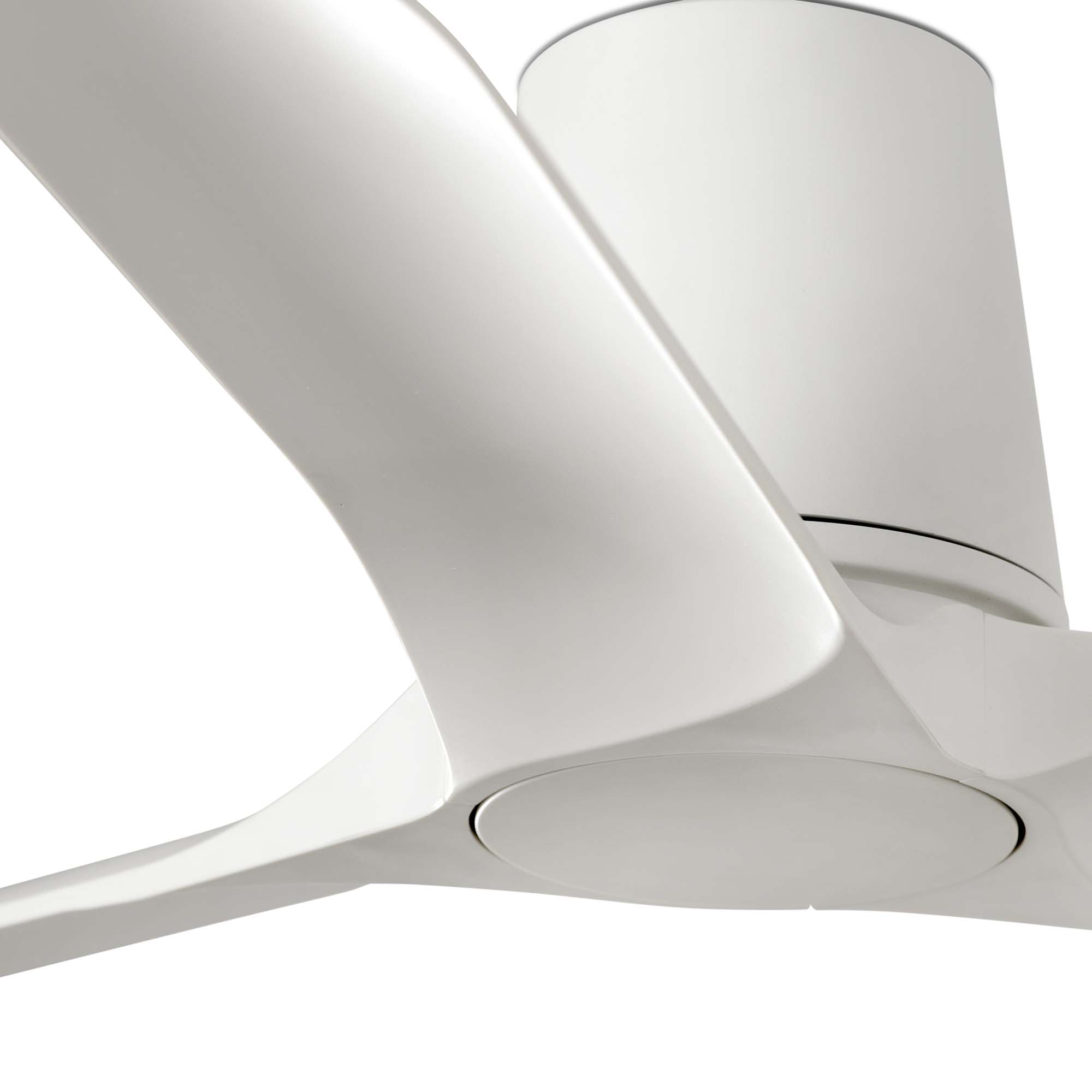 Nahaufnahme eines weißen Deckenventilators mit gebogenen Flügeln.