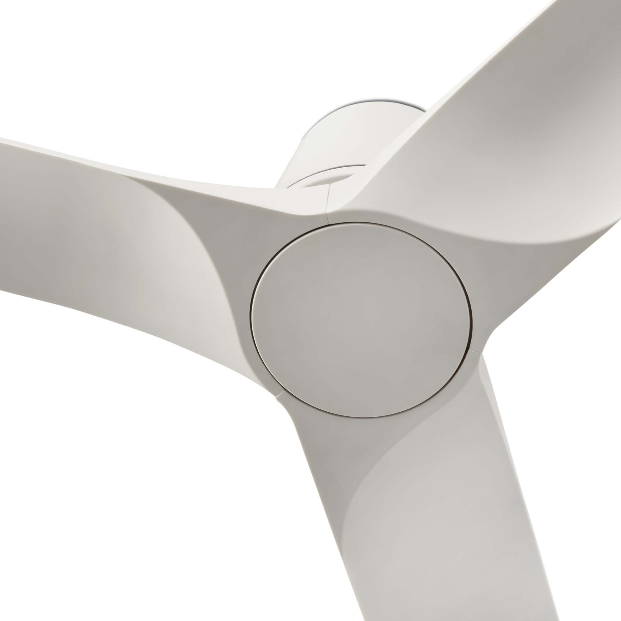 Ein weißer Deckenventilator mit drei Flügeln, vor weißem Hintergrund.