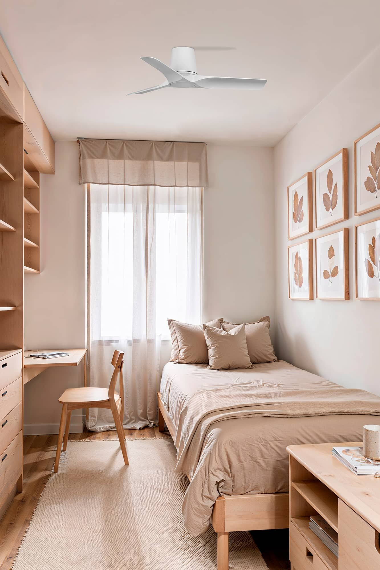 Schlafzimmer mit beiger Bettwäsche, Holzmöbeln, einem Fenster mit Vorhängen und einem Deckenventilator.