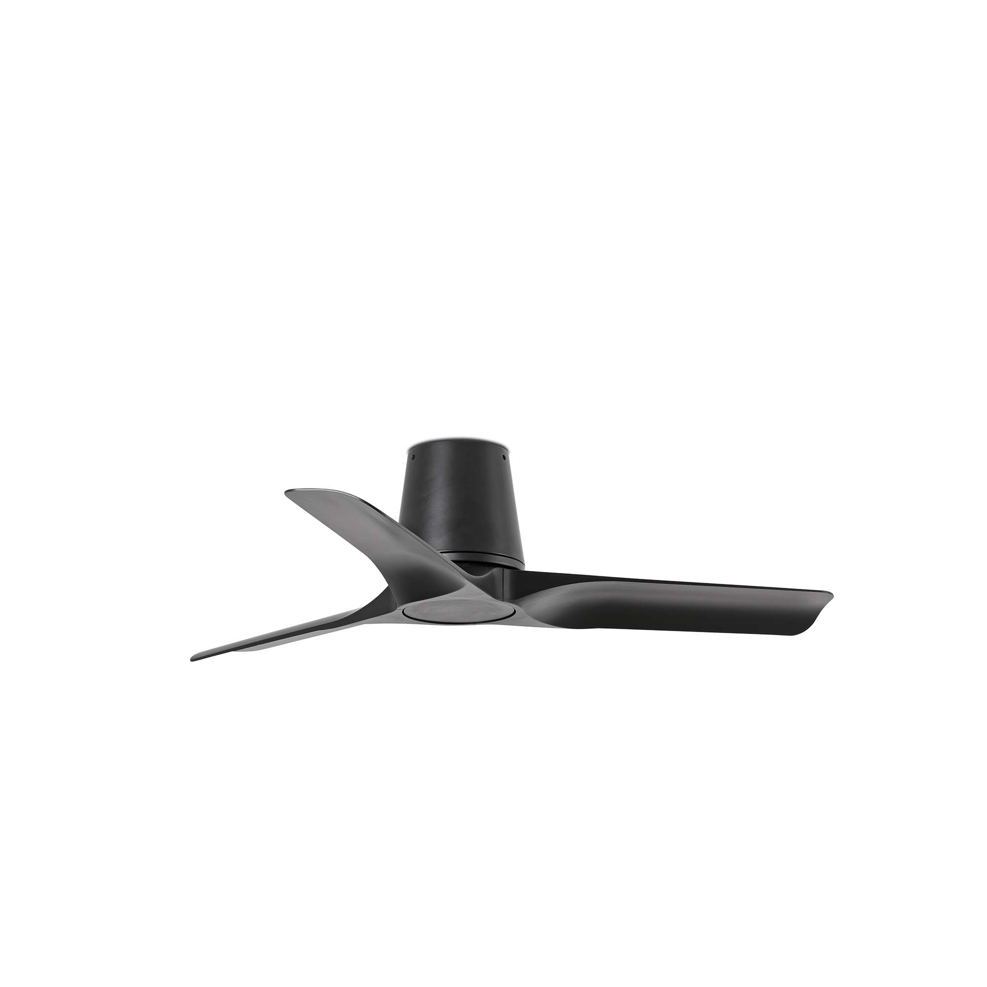 Ventilatore da soffitto nero con tre pale curve. Sfondo bianco. Ventola al centro.