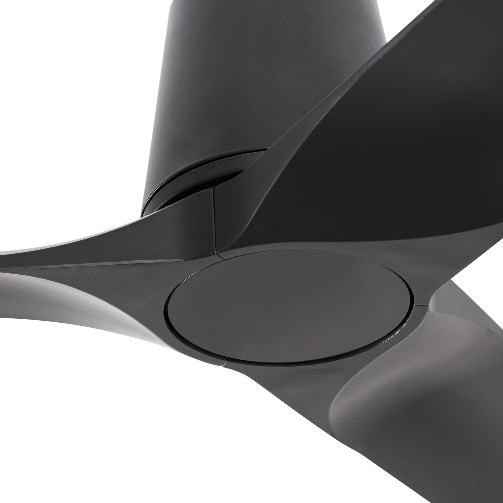 Primo piano di un ventilatore da soffitto nero. Ha tre pale curve e una parte centrale circolare. Sfondo bianco.