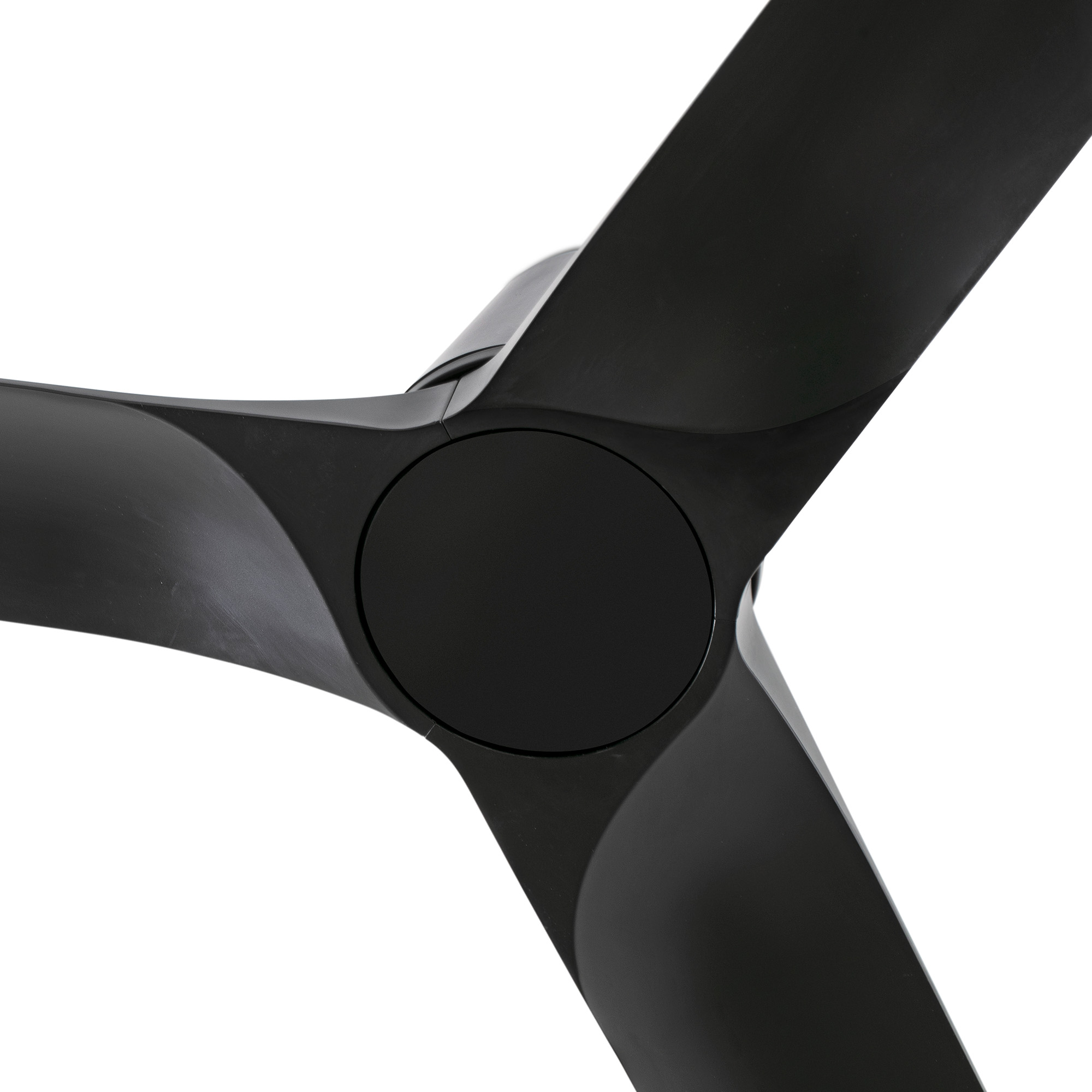 Un ventilatore da soffitto nero. Sono visibili tre pale, provenienti da un mozzo centrale.