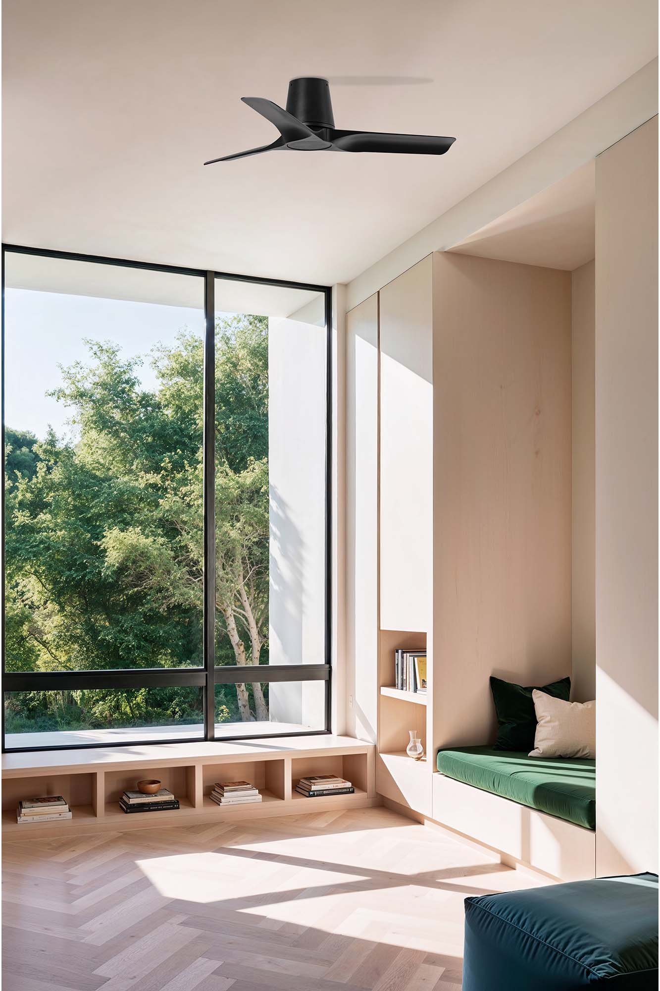 Interno moderno con ventilatore a soffitto nero, ampia finestra e mensole in legno integrate. Vista sugli alberi.