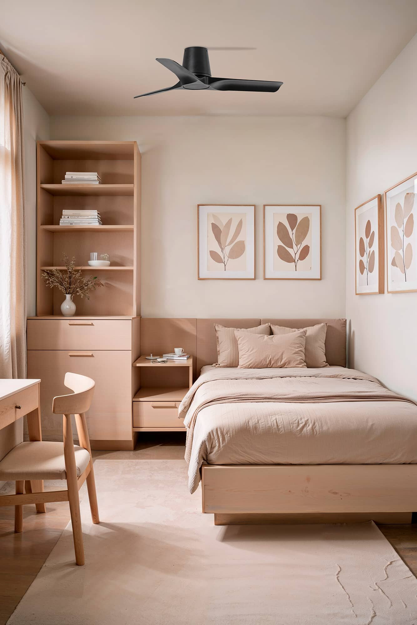 Una camera da letto con pareti beige, un letto, una scrivania e una sedia. Opere d'arte e ventilatore a soffitto sono visibili.