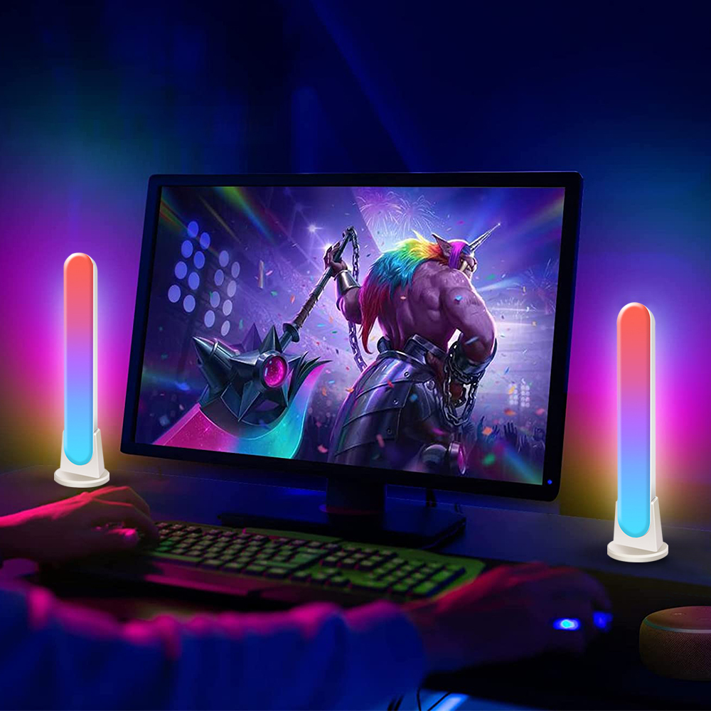 Gaming-Setup: Monitor mit Spiel, zwei Farblichtern, Tastatur und Maus.
