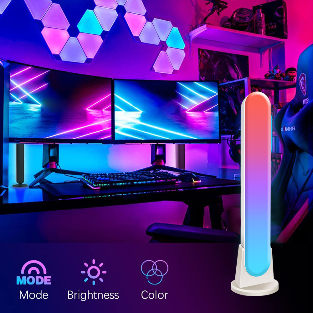 Ein Gaming-Setup mit drei Monitoren. RGB-Lichter und ein Bedienfeld für Modus, Helligkeit und Farbe.