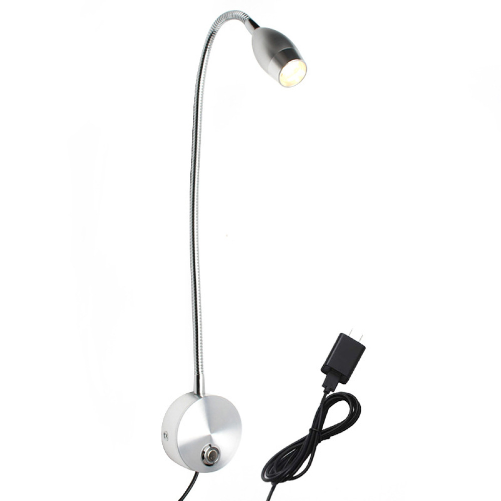 Eine silberne LED-Leselampe mit flexiblem Hals und einem schwarzen Netzteil.