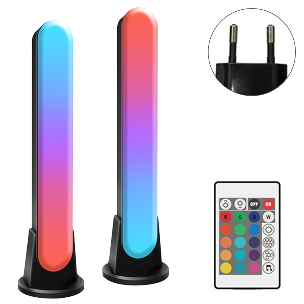 Zwei LED-Leuchten mit Farbverlauf, ein Stecker und eine Fernbedienung mit Farboptionen auf weißem Hintergrund.