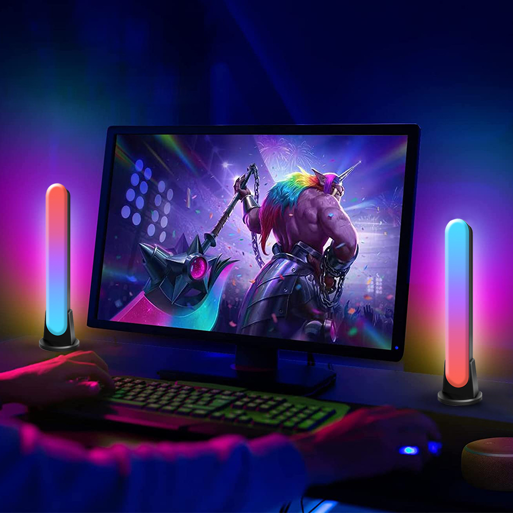 Zwei RGB-LED-Leuchten und ein Computermonitor. Dunkler Hintergrund. Der Monitor zeigt ein Spiel.