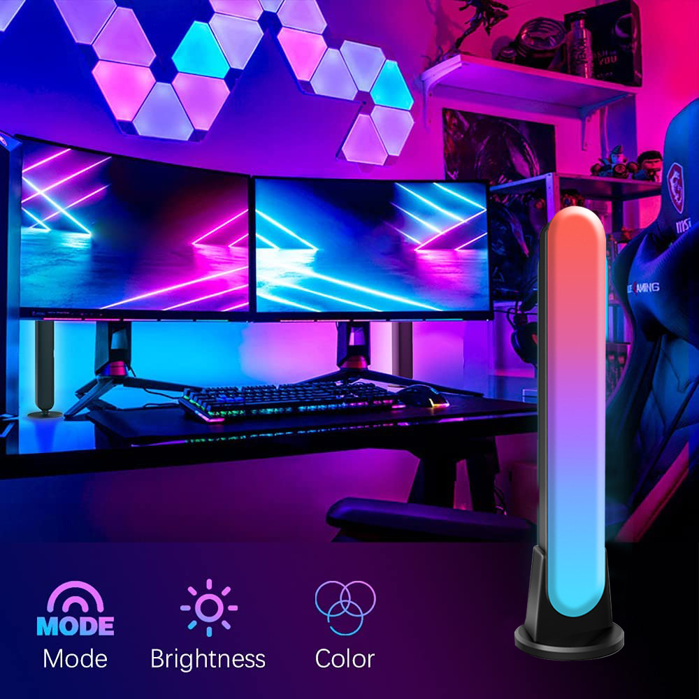 Gaming-Setup mit Monitoren, Tastatur und farbwechselndem LED-Licht.
