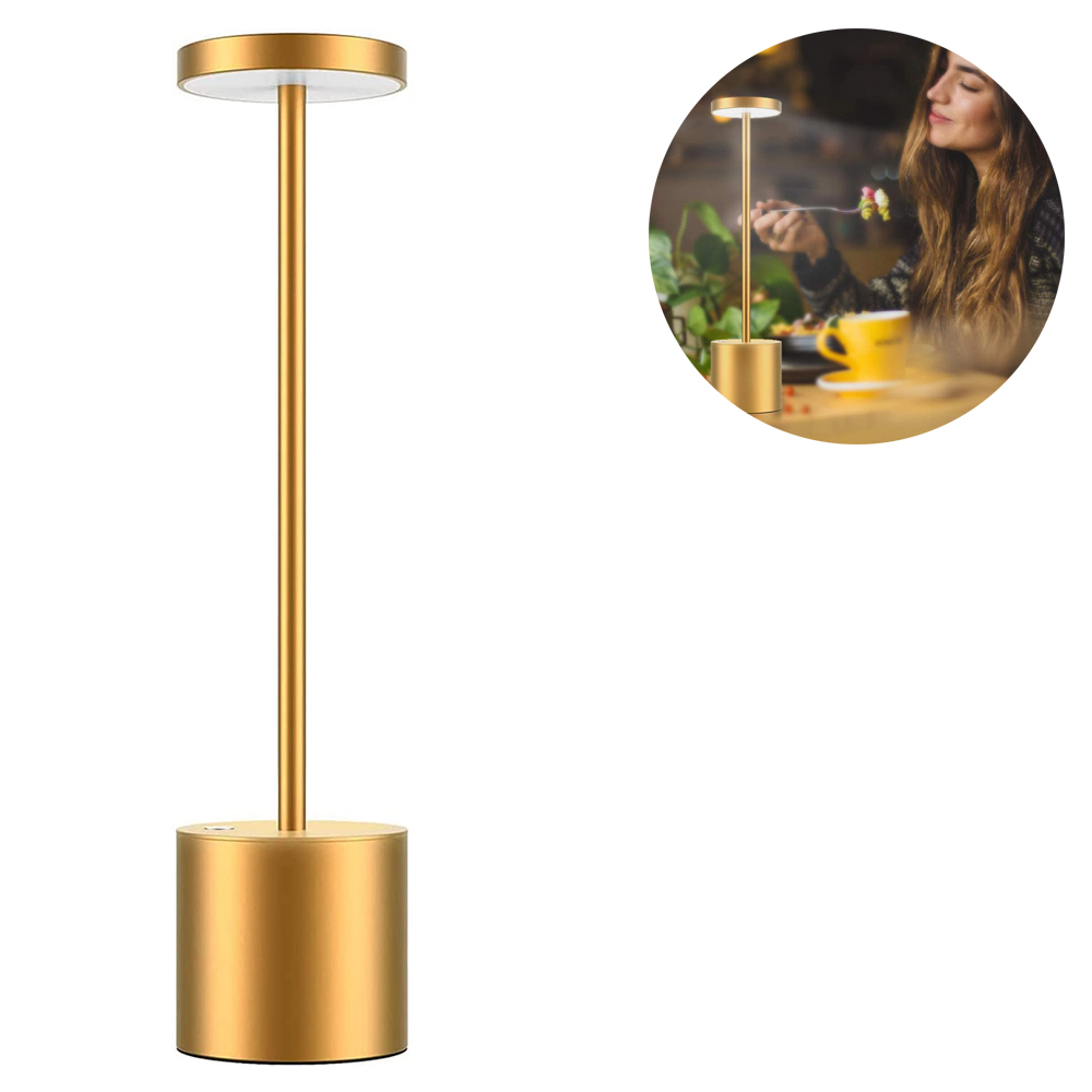 Goldfarbene Tischlampe, Frau isst im Hintergrund, gelbe Tasse auf dem Tisch.