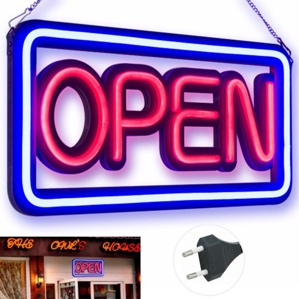 Neon-OPEN-Schild in Blau und Rot. Ein kleines Ladenschild und ein Stecker werden ebenfalls gezeigt.