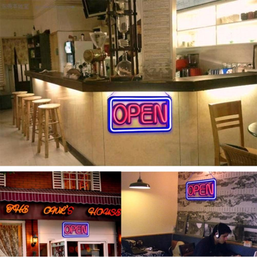 Mehrere Bilder von Neon-„OPEN“-Schildern in einem Café und auf Gebäuden, die die Geschäftszeiten anzeigen.