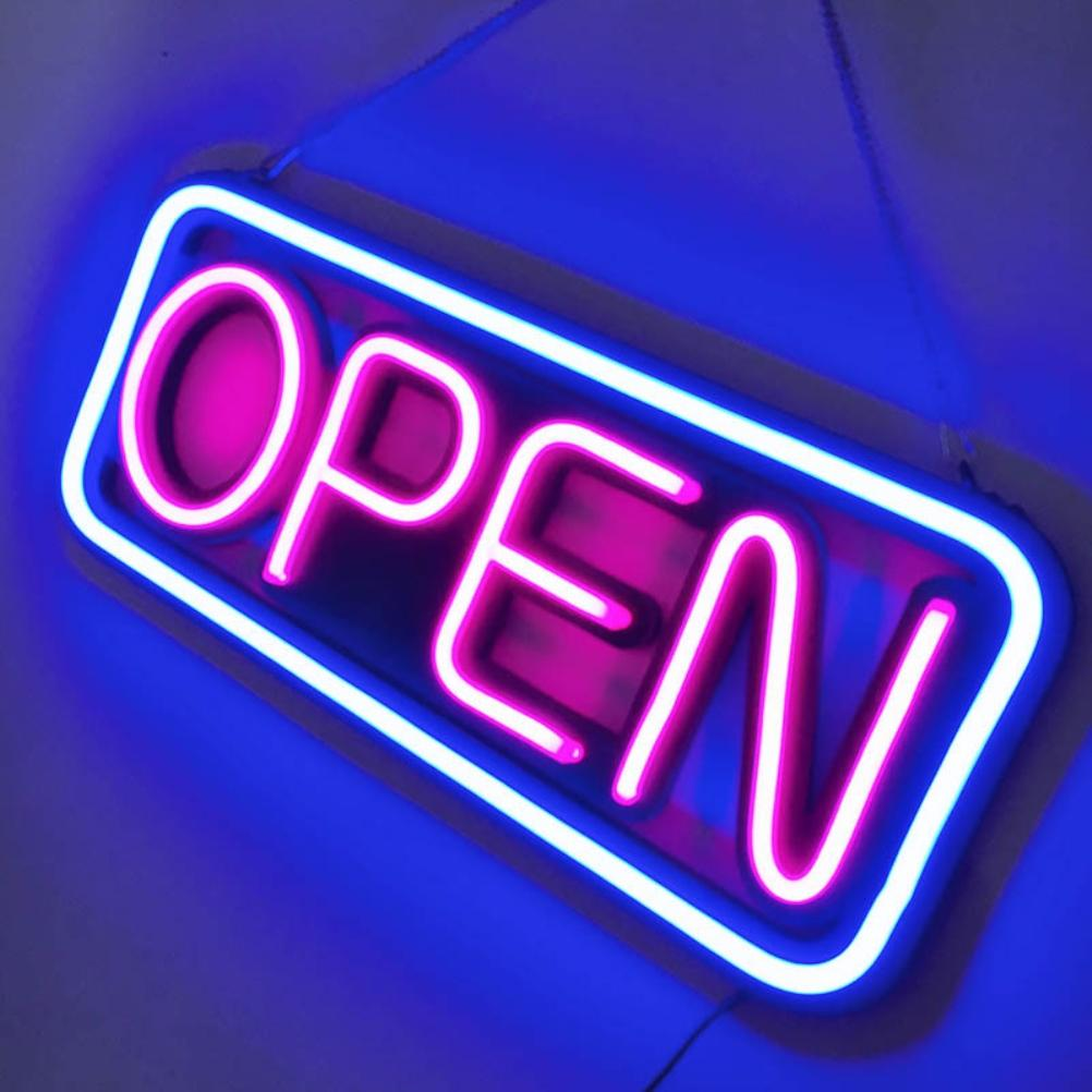 Neon-Öffnungszeichen, blauer Außenrahmen mit pinkfarbenem 'OPEN'-Text innen. Von oben hängend.