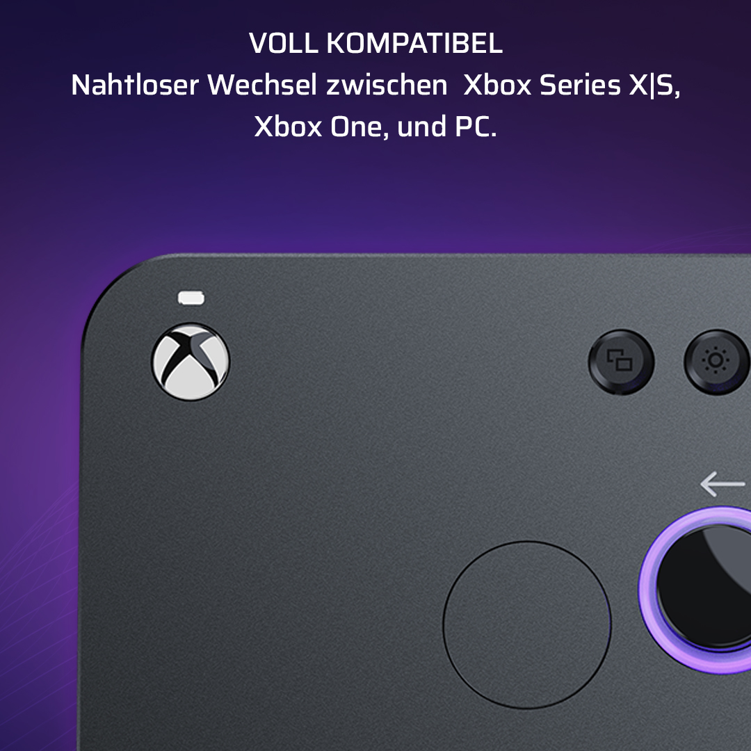 Primo piano di un controller Xbox nero. Il testo dice: Voll Kompatibel.