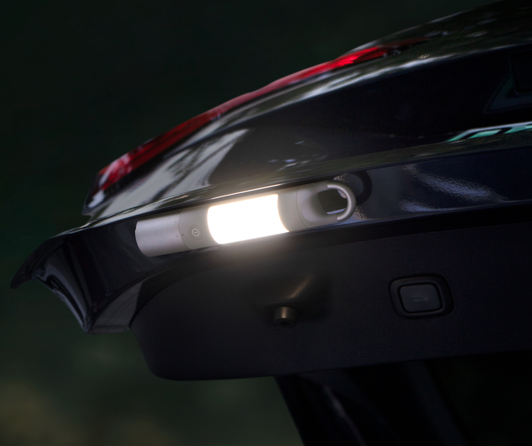 Ein Kofferraum mit hellem LED-Licht. Das Licht ist im Inneren des Kofferraums montiert.