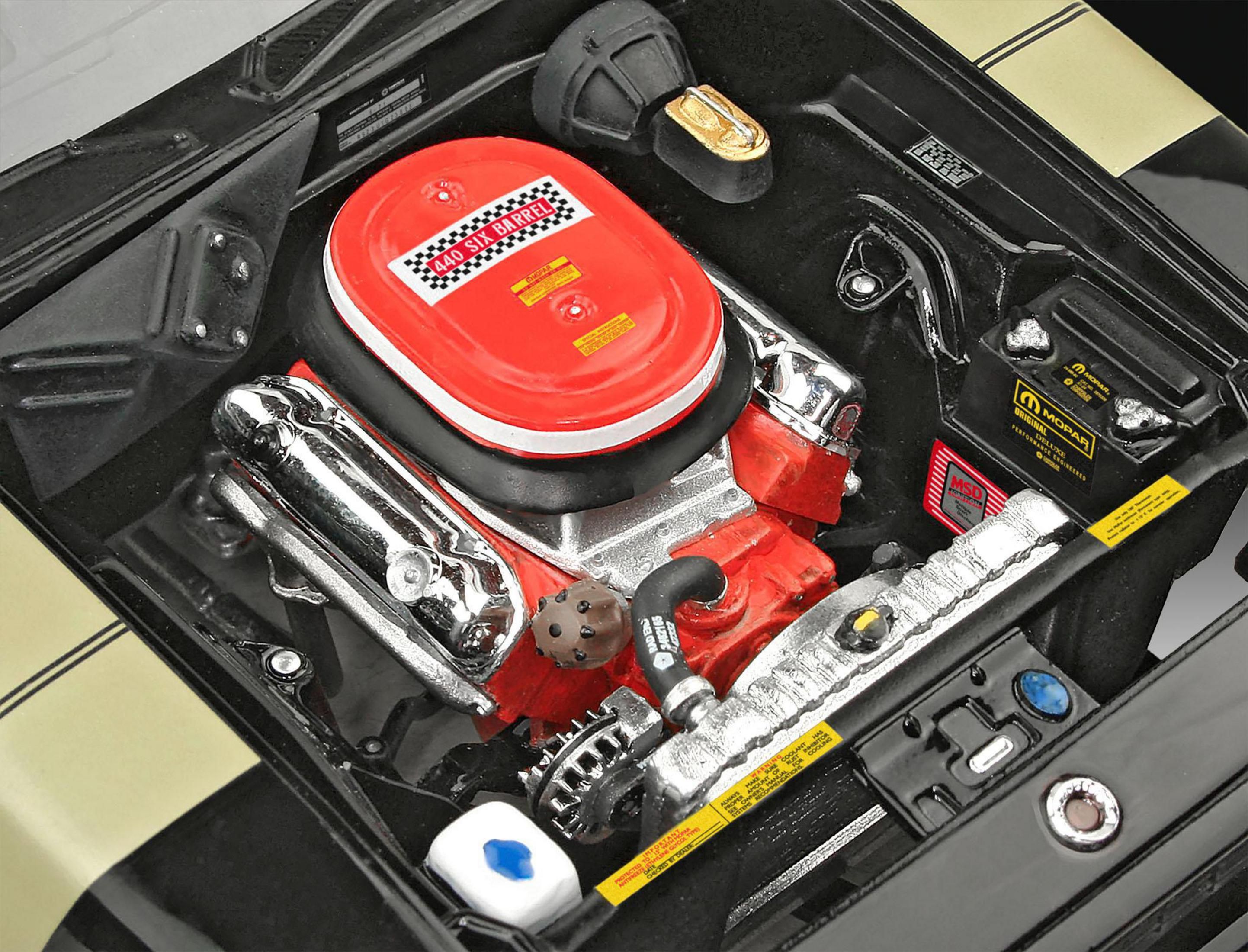 Motorraum eines Autos. Roter Motor, schwarze Details, verschiedene Komponenten sichtbar.