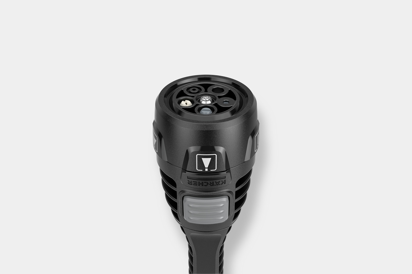 Schwarzer Ladestecker mit grauem Knopf. Der Stecker hat mehrere Löcher und Stifte für die Stromversorgung.