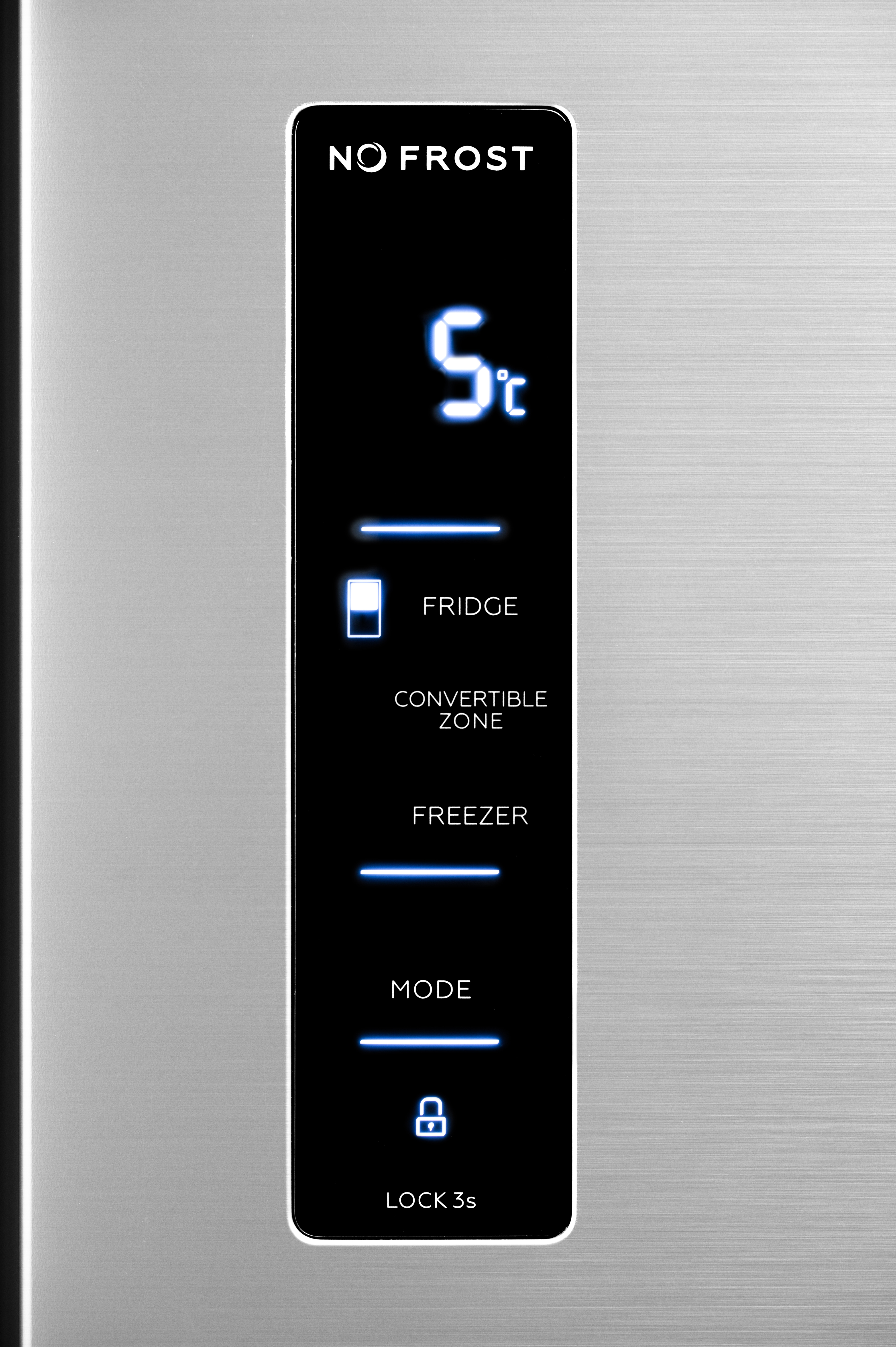 Primo piano del display di un frigorifero. Mostra la temperatura e le diverse modalità.
