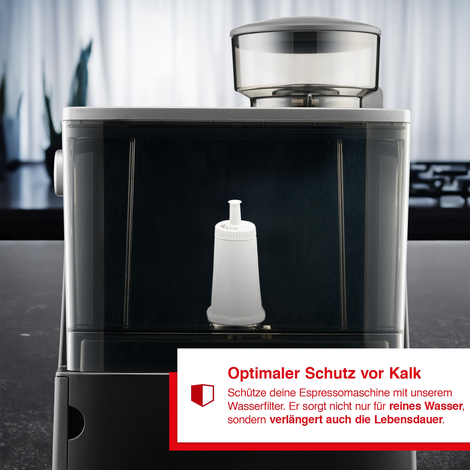Espressomaschine mit weißem Wasserfilter in moderner Küche.