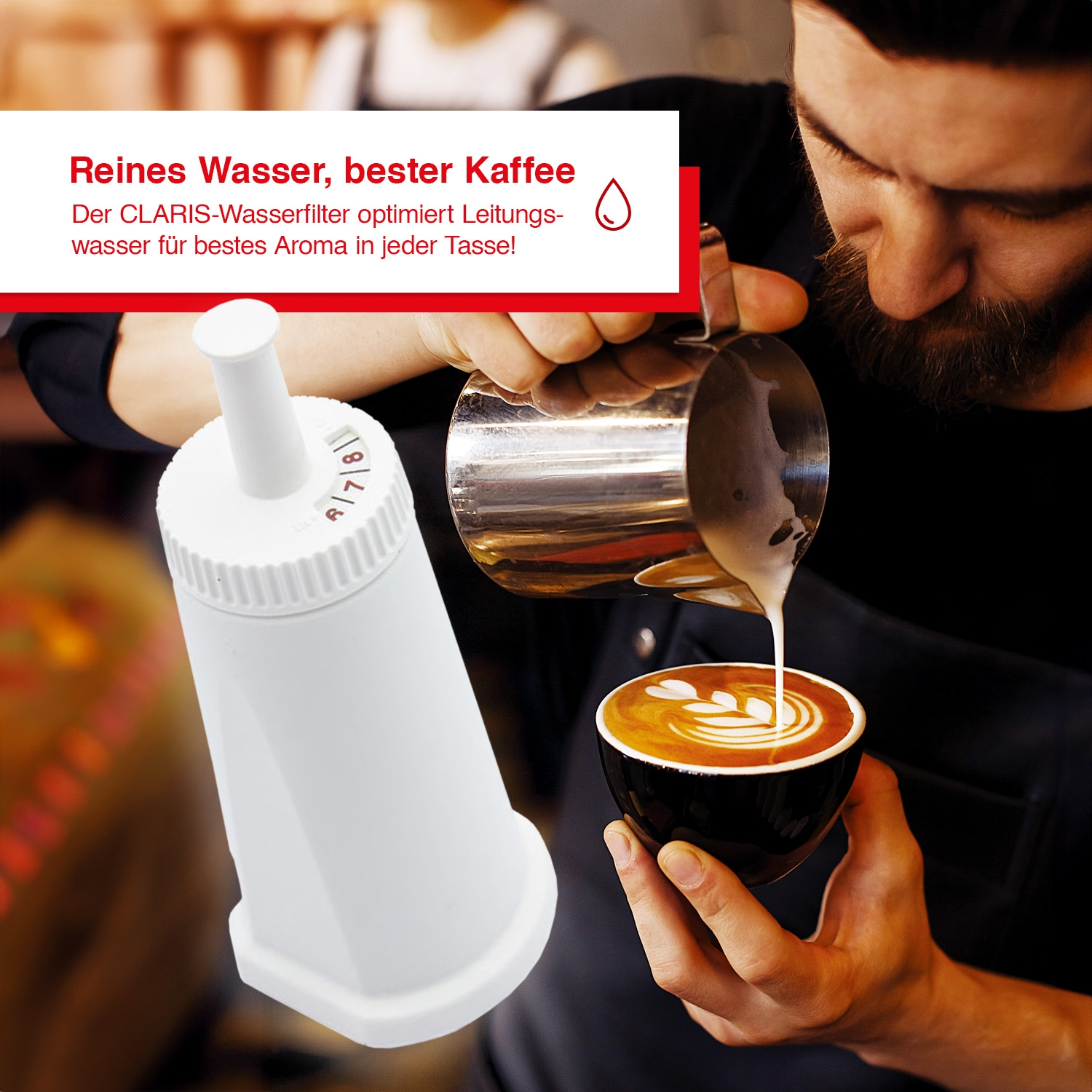 Eine Person gießt Kaffee in eine Tasse mit Latte Art. Filter links, Kaffee rechts.