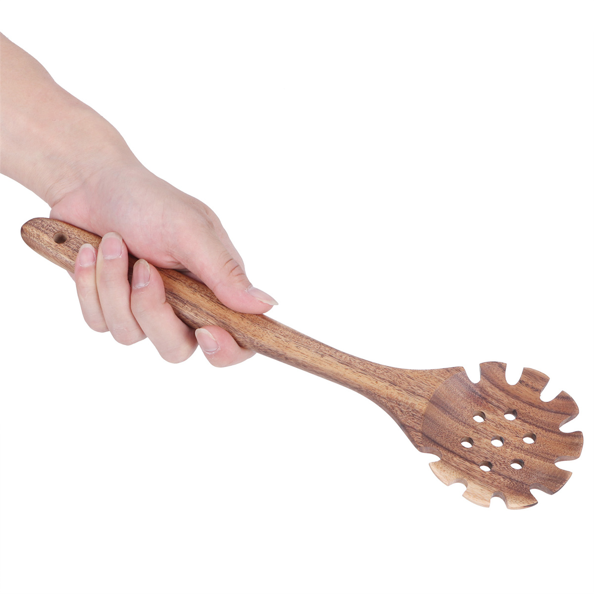 Eine hölzerne Spaghettizange wird von einer Hand gehalten. Der Löffel hat einen geschlitzten Kopf und einen langen Griff.