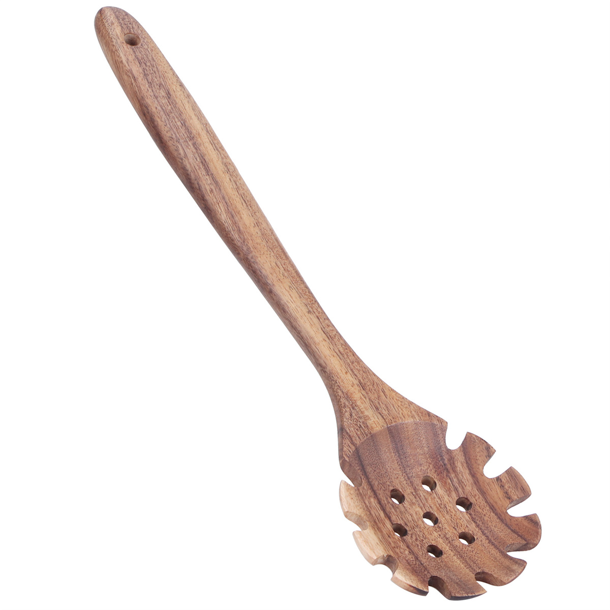 Ein hölzerner Spaghettilöffel mit Löchern ist auf weißem Hintergrund isoliert.