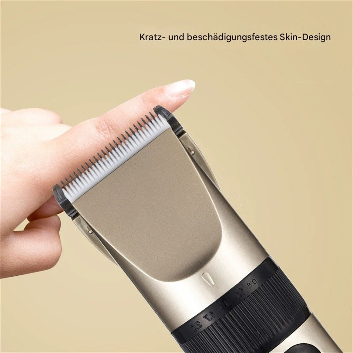 Eine Hand, die einen goldenen Haarschneider hält. Die Klingen des Trimmers sind sichtbar, der Hintergrund ist neutral.