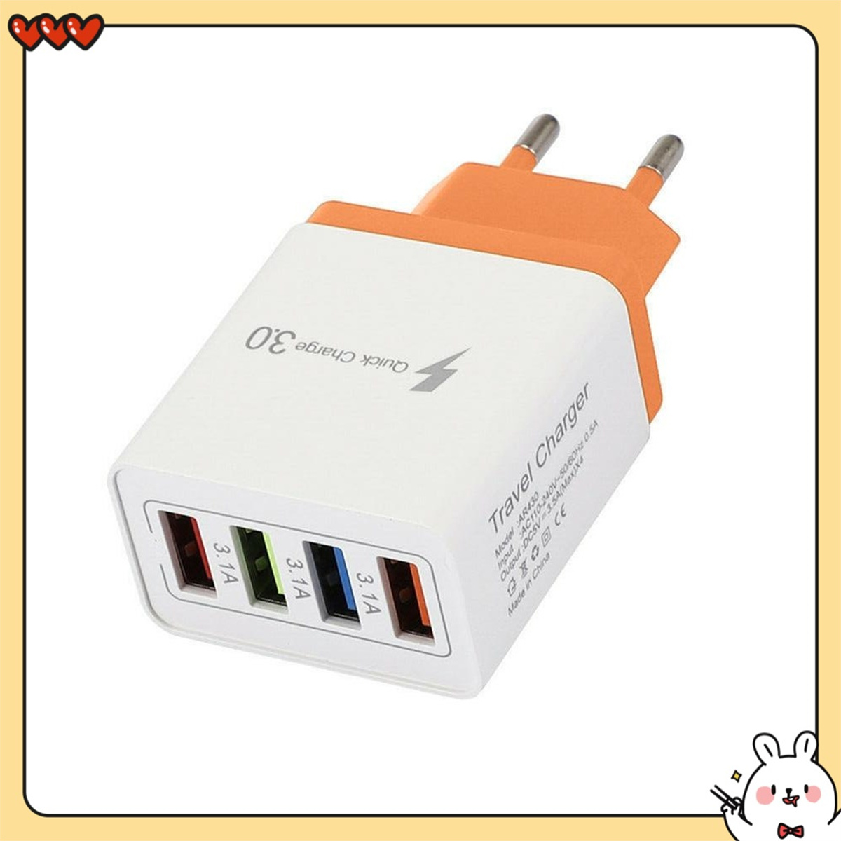 Weißes und oranges Reise-Ladegerät mit 4 USB-Anschlüssen. Quick Charge 3.0-Label sichtbar.