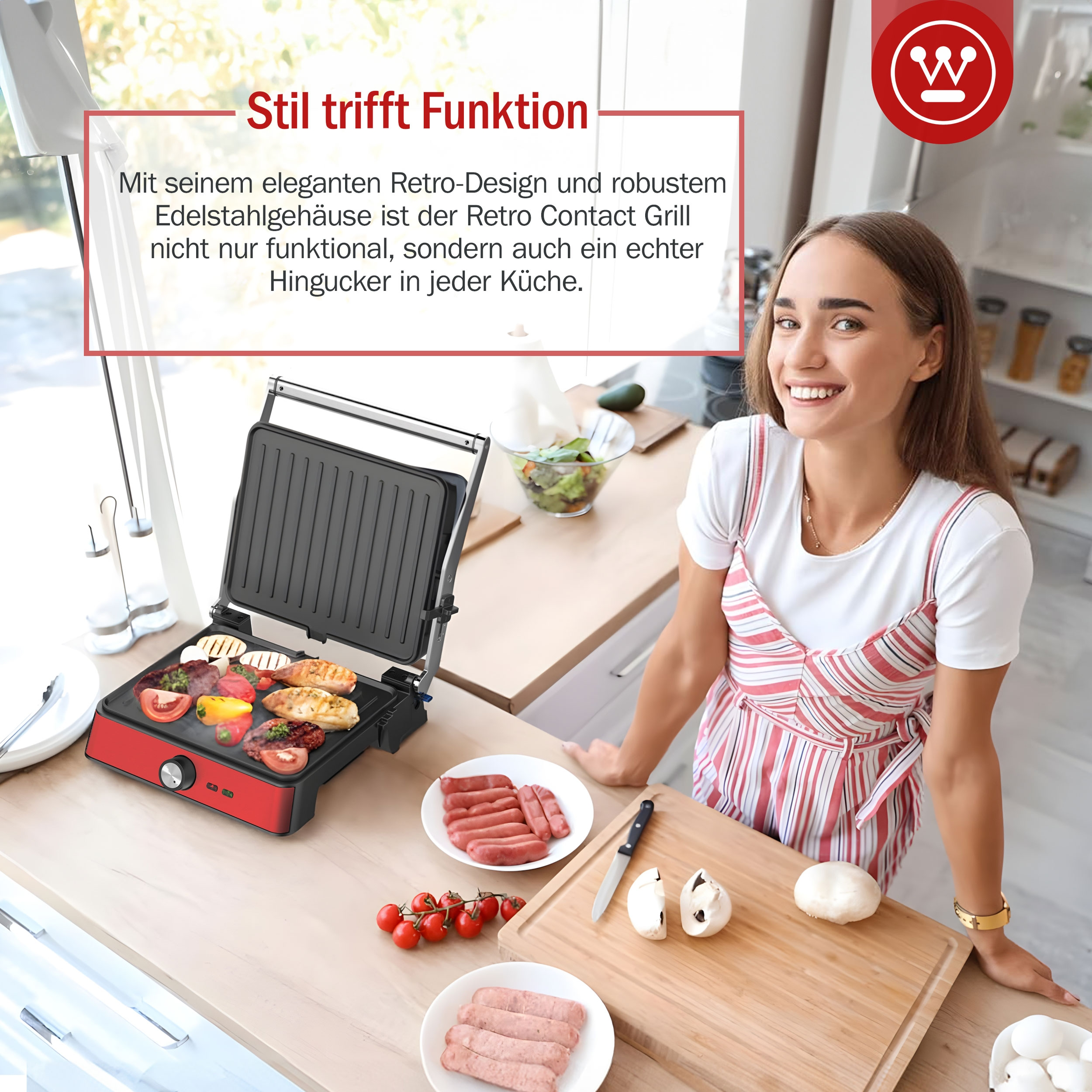 Frau lächelt in die Kamera, steht in der Nähe eines Retro-Kontaktgrills mit gegrilltem Essen und Gemüse.