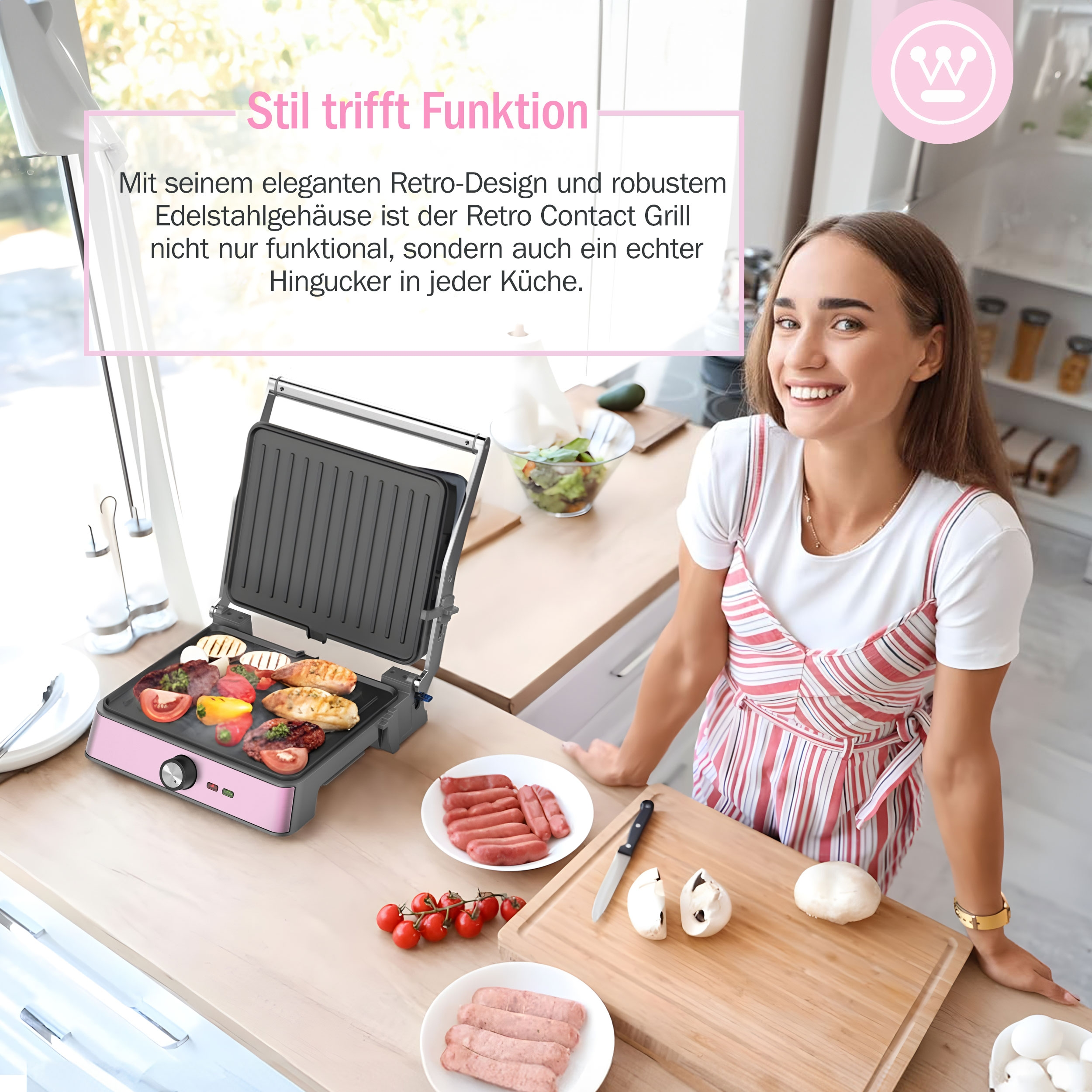 Frau lächelt neben einem rosa Grill mit Essen. Tomaten, Würstchen und Pilze auf Holz.
