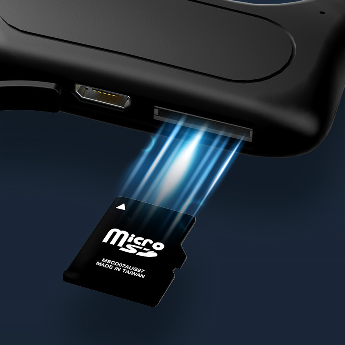 Eine schwarze Micro-SD-Karte wird in ein schwarzes Gerät eingesetzt.