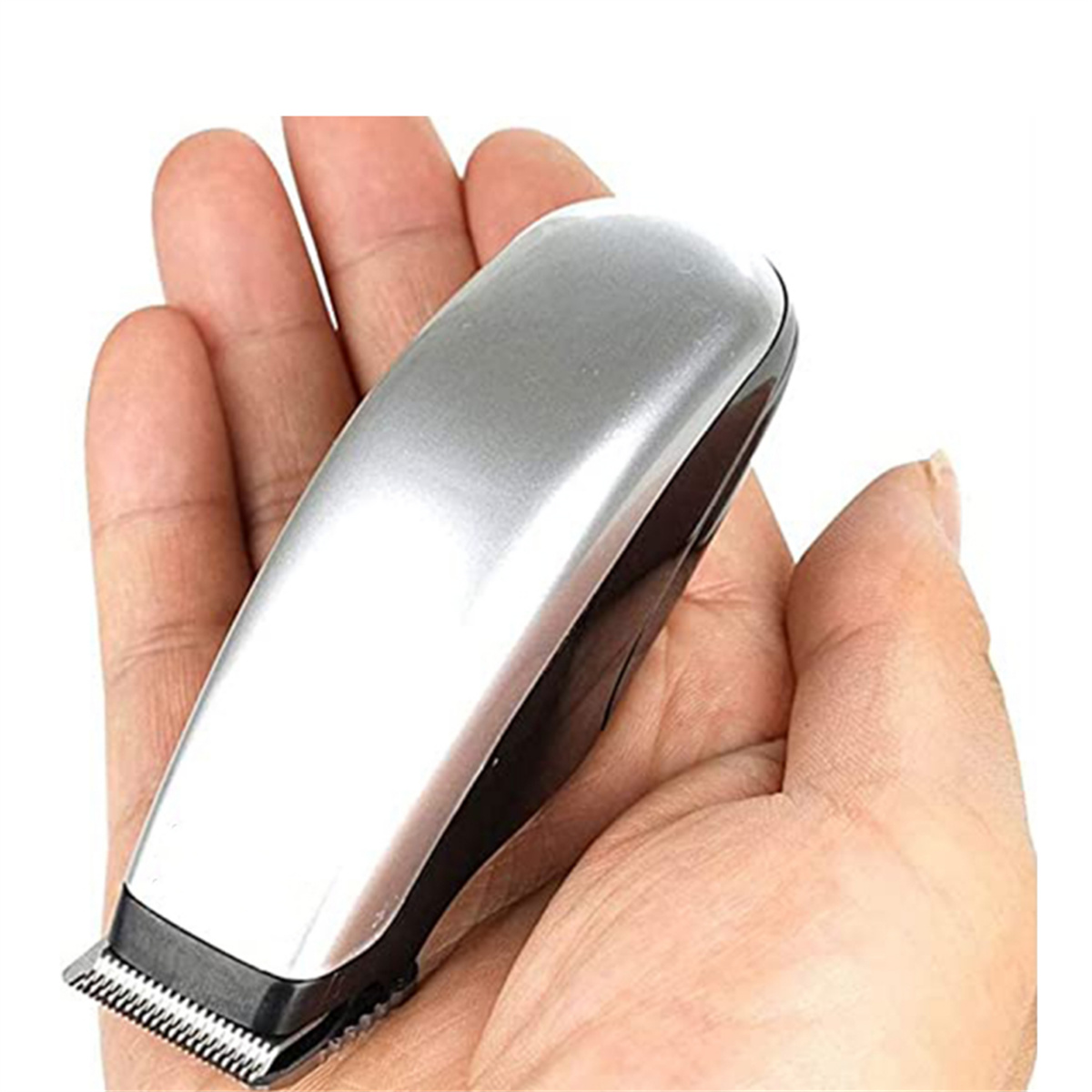 Hand, die einen silbernen und schwarzen Haarschneider hält. Weißer Hintergrund. Nahaufnahme.