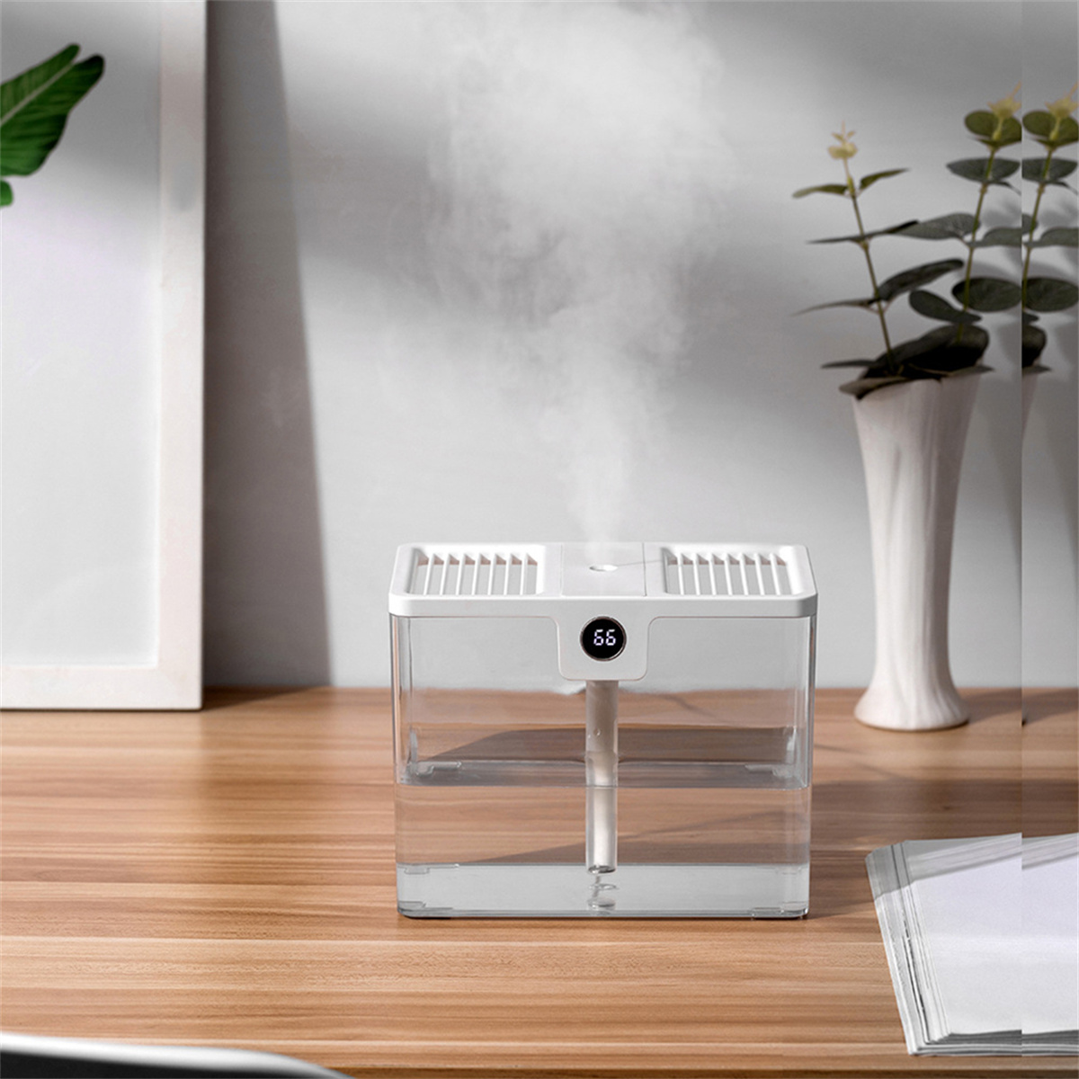Weißer Luftbefeuchter mit Wassertank. Weiße Vase und Gemälde sind Hintergrund.