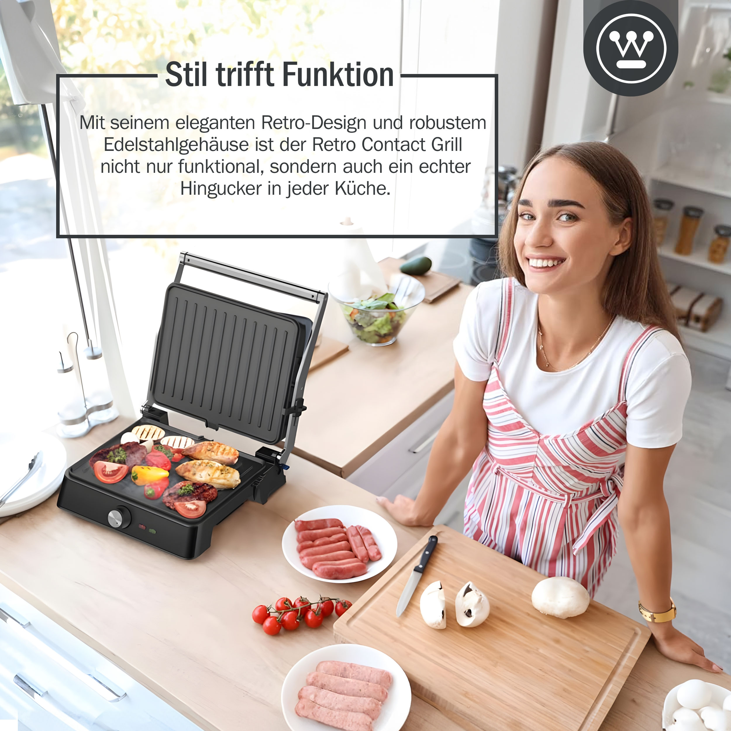 Frau neben offenem Grill mit Essen, Essen und Schneidebrett auf dem Tisch.