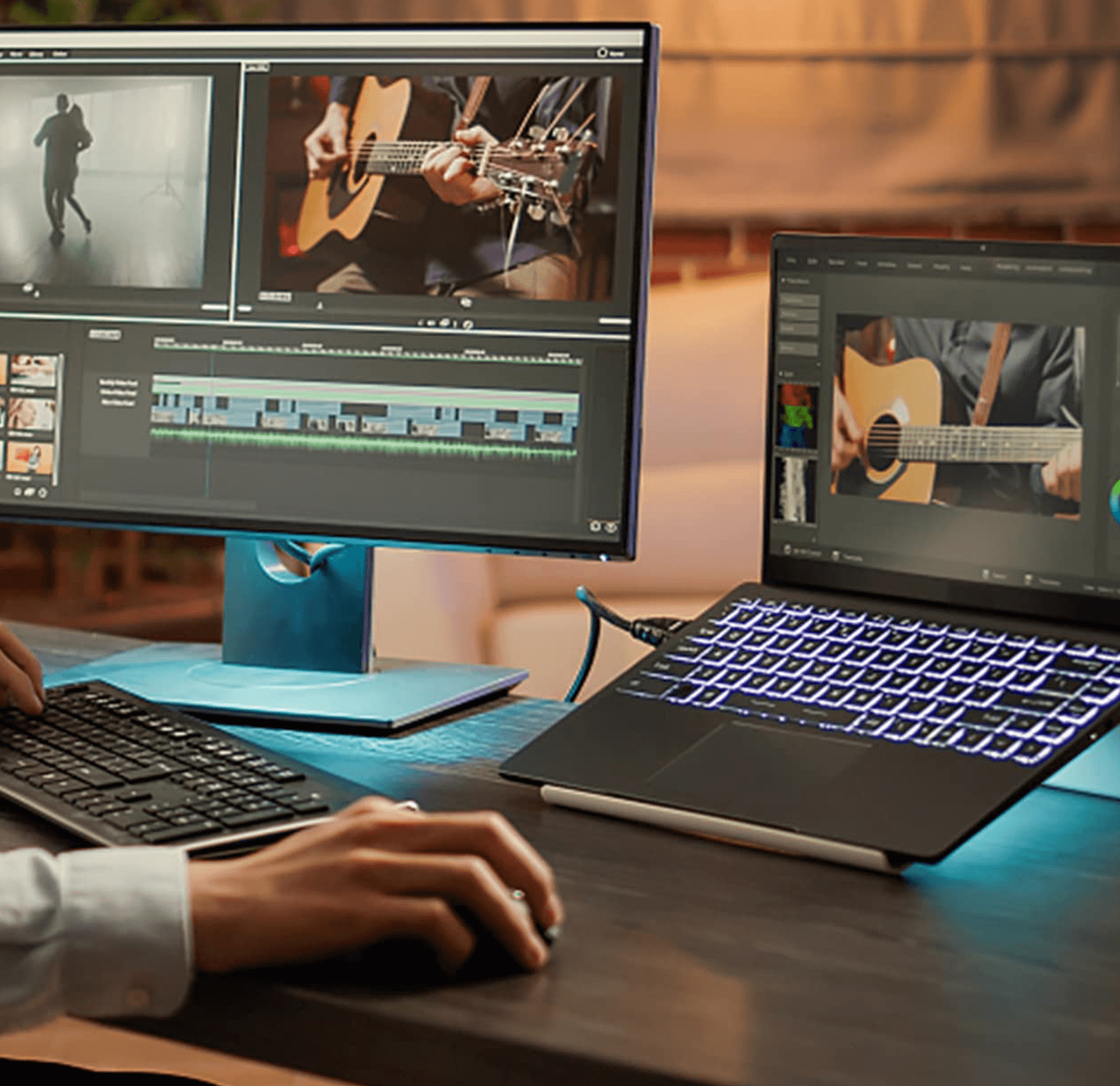 Ręce używają komputera, pokazując oprogramowanie do edycji wideo. Inny monitor pokazuje sekwencję wideo.