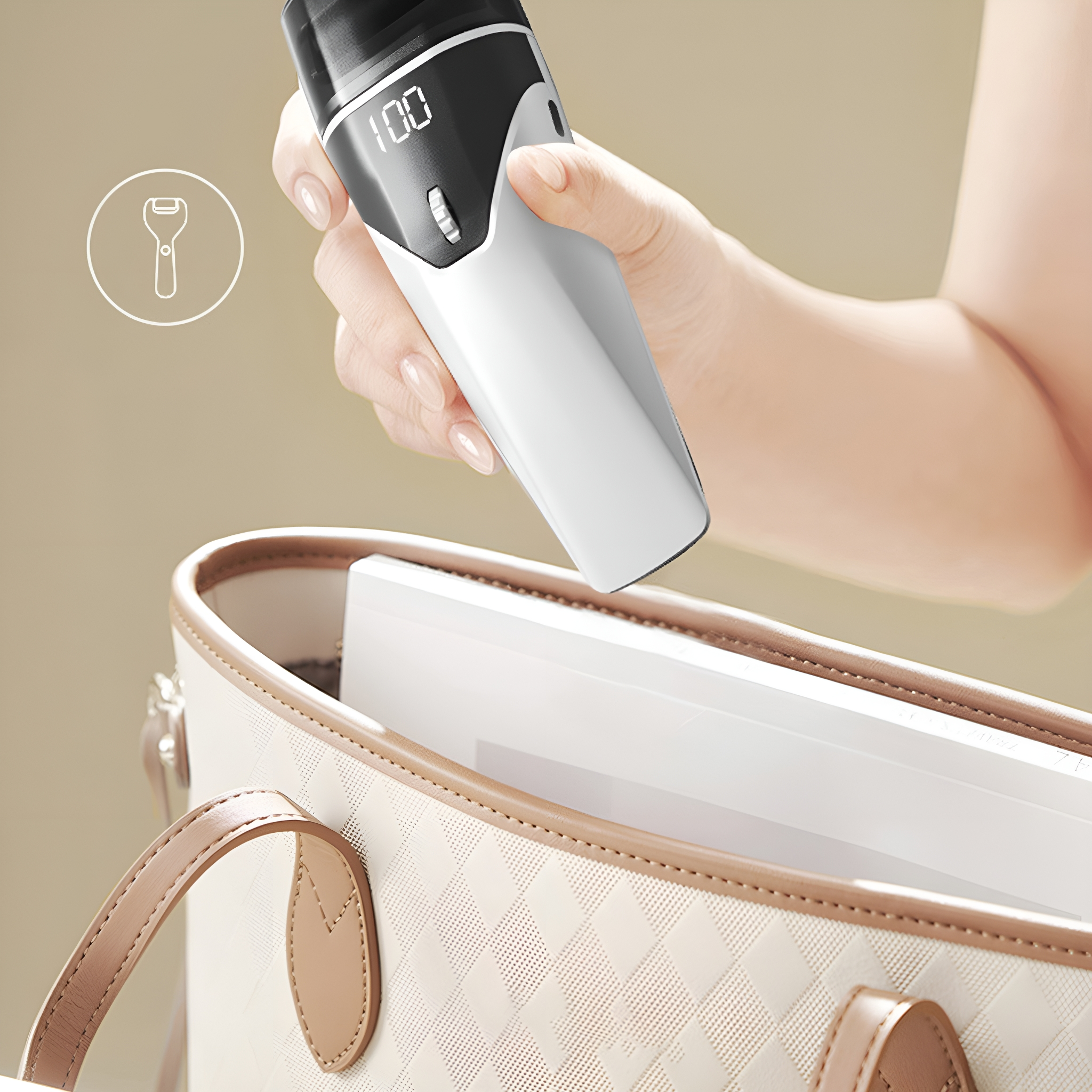 Hand hält weißen, schwarz gerandeten Rasierer, legt ihn in eine beige Handtasche. Anzeige 100.