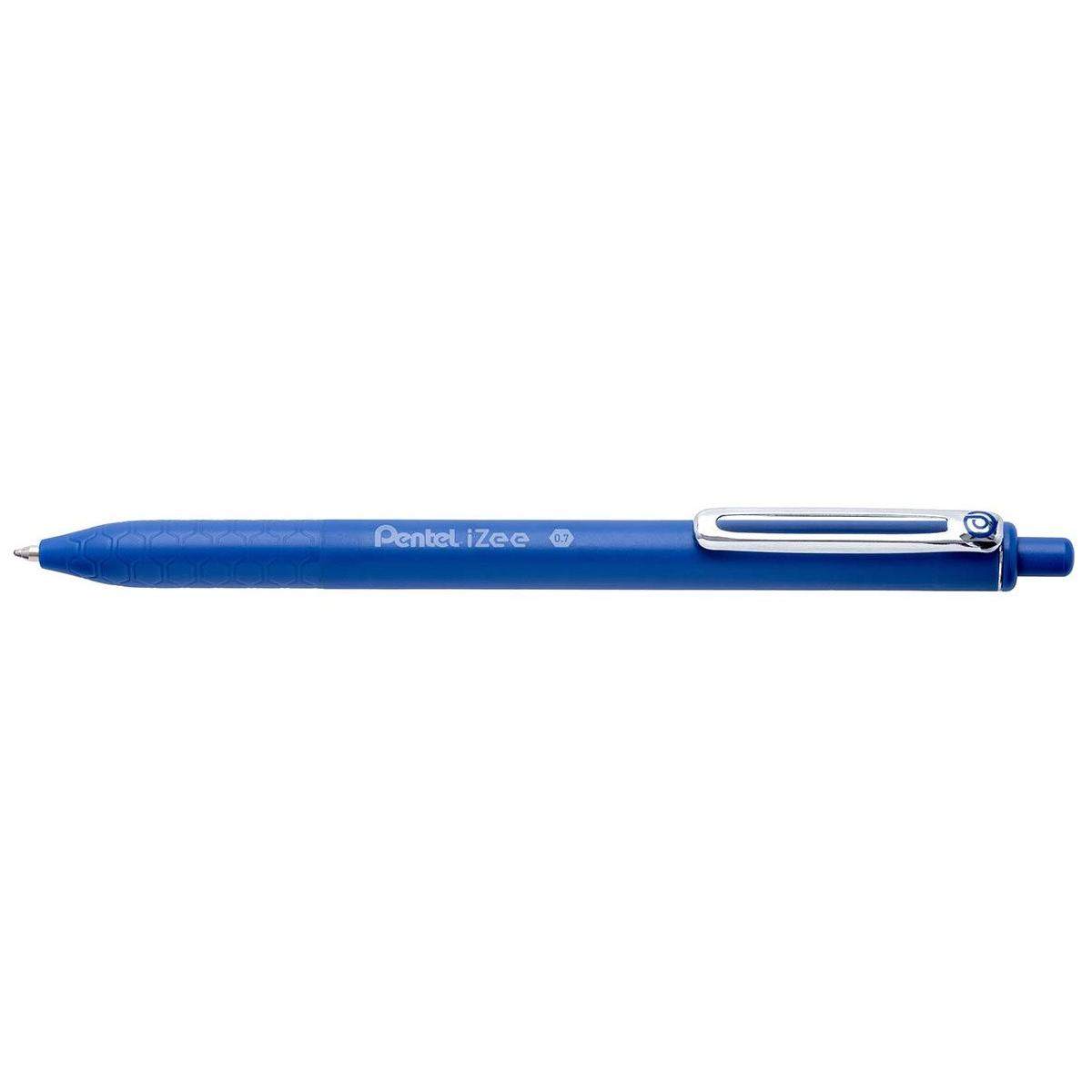 Ein blauer Pentel iZee Kugelschreiber auf weißem Hintergrund. Der Stift hat einen silbernen Clip und eine schwarze Spitze.