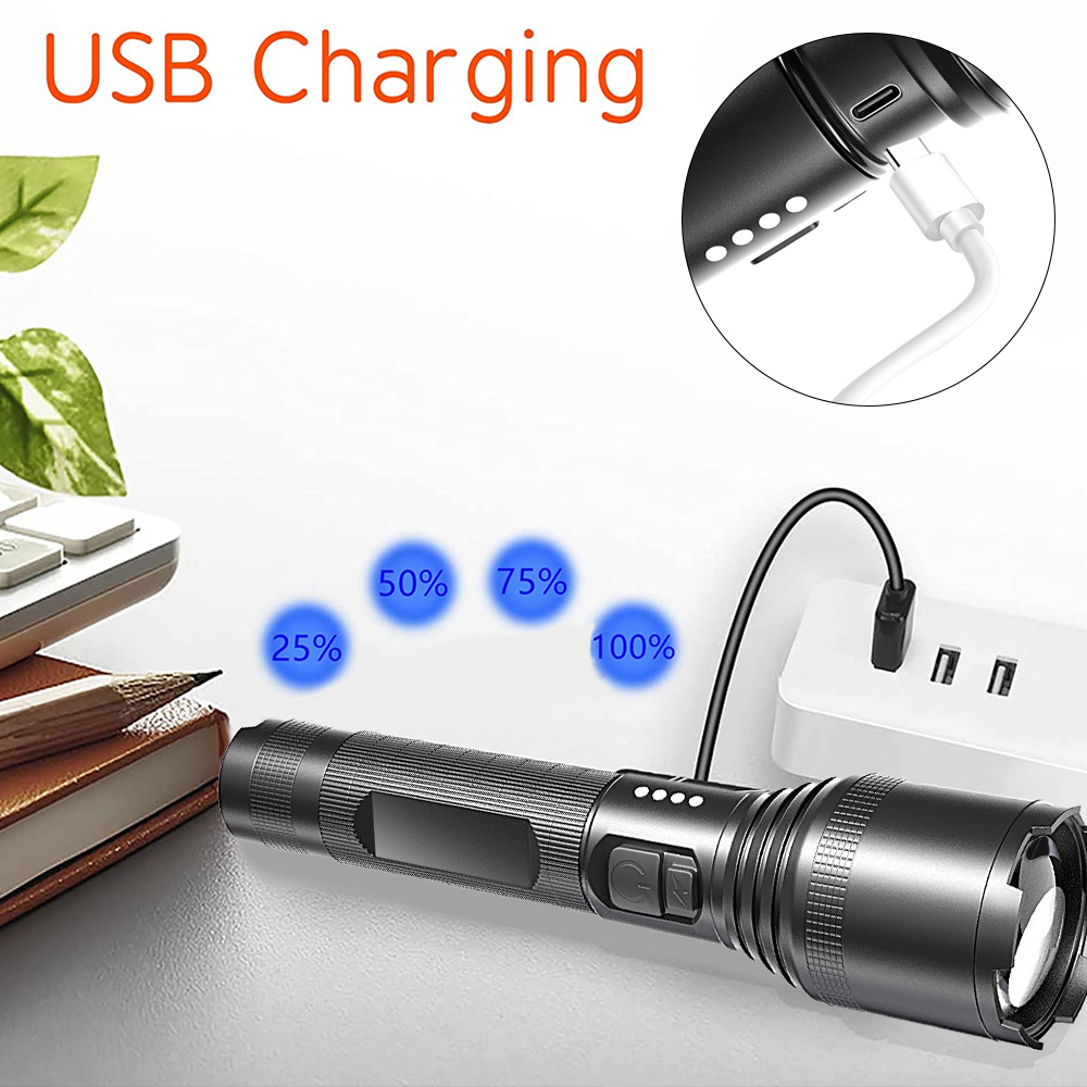 Eine schwarze Taschenlampe mit einem USB-Ladekabel. Der Text "USB Charging" steht oben.